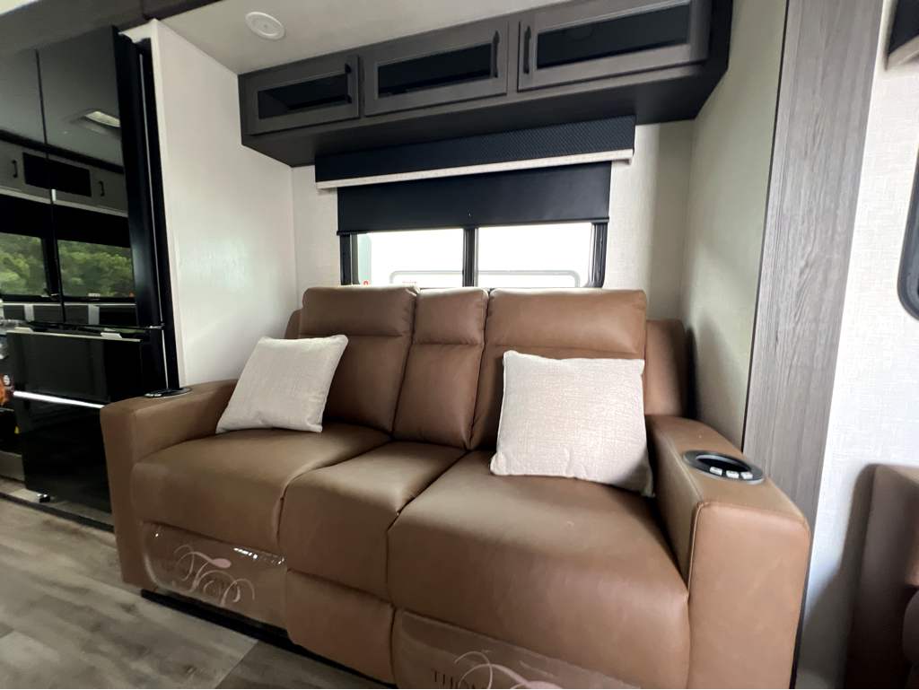 2026 VENTURE RV SPORTTREK 353VRK - Image 7