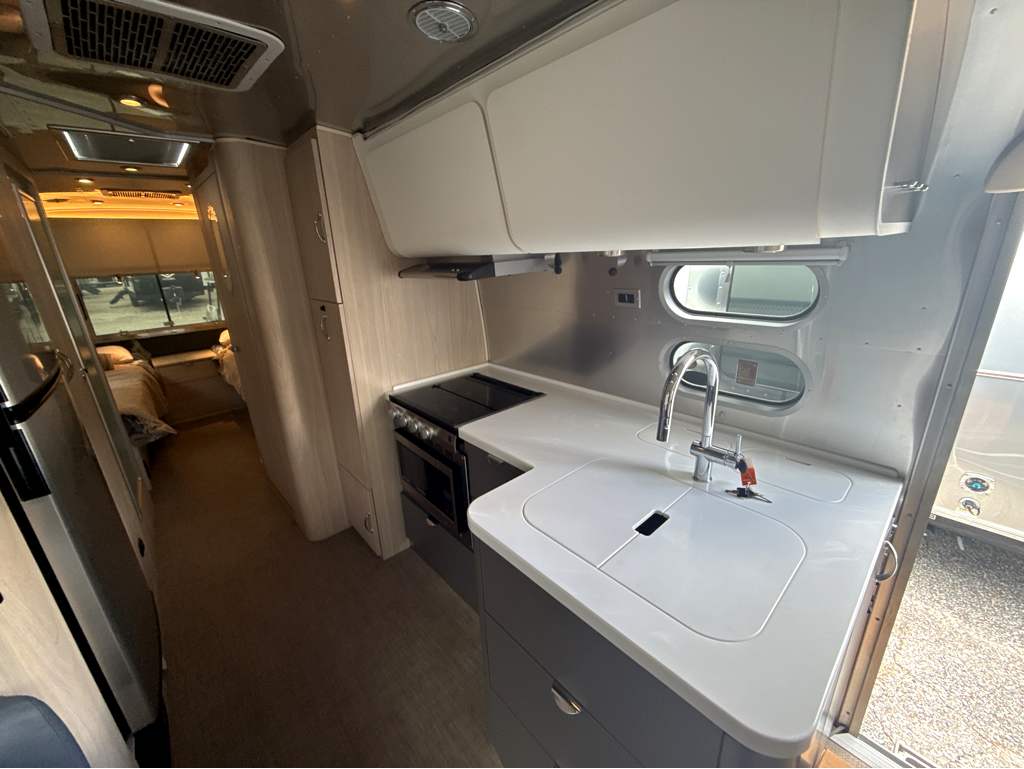 2024 AIRSTREAM GLOBETROTTER 27FB TWIN - Image 12