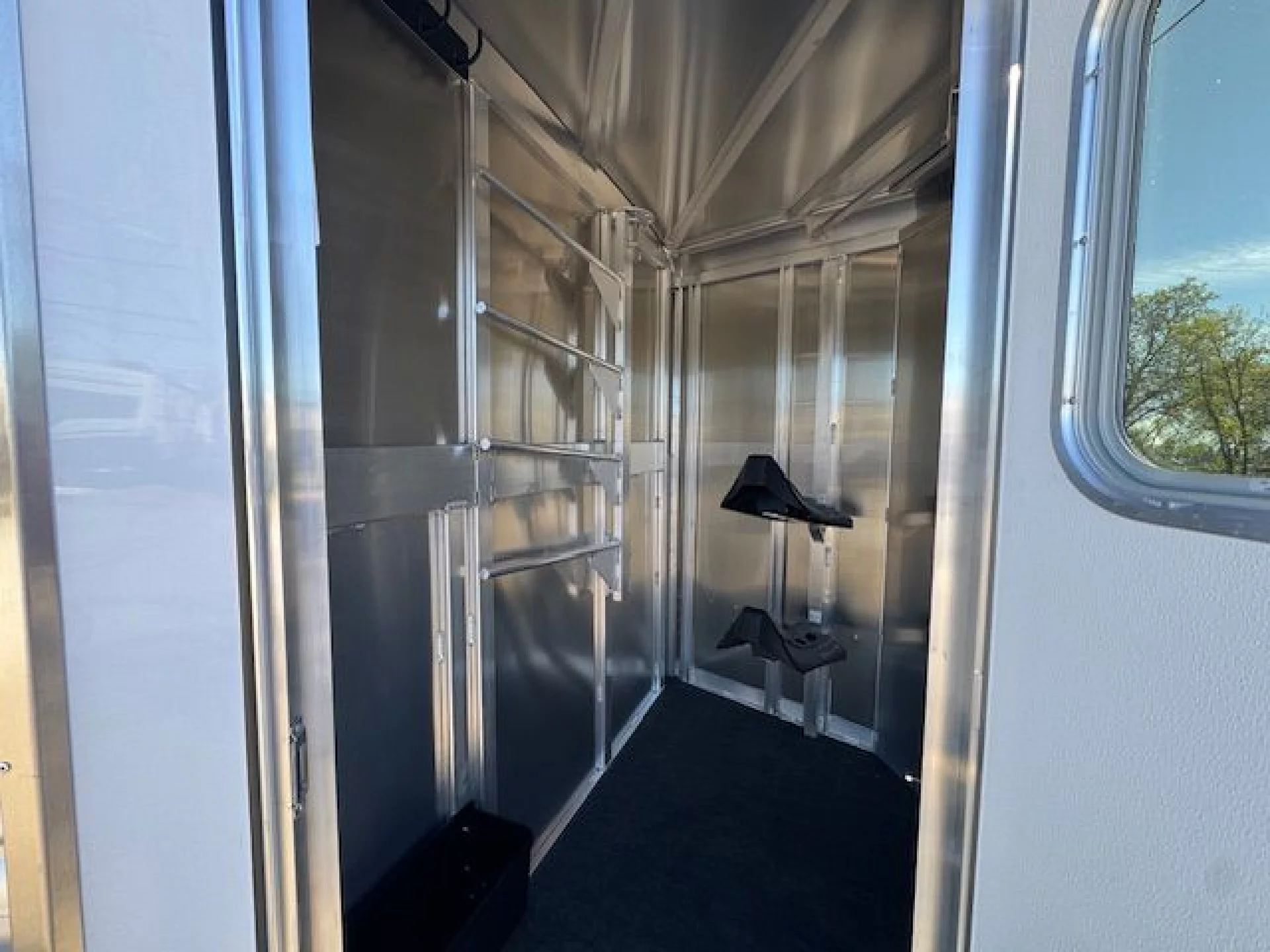 2026 FEATHERLITE FEATHERLITE 9651 2 HORSE SLANT PACKAGE B - Image 11