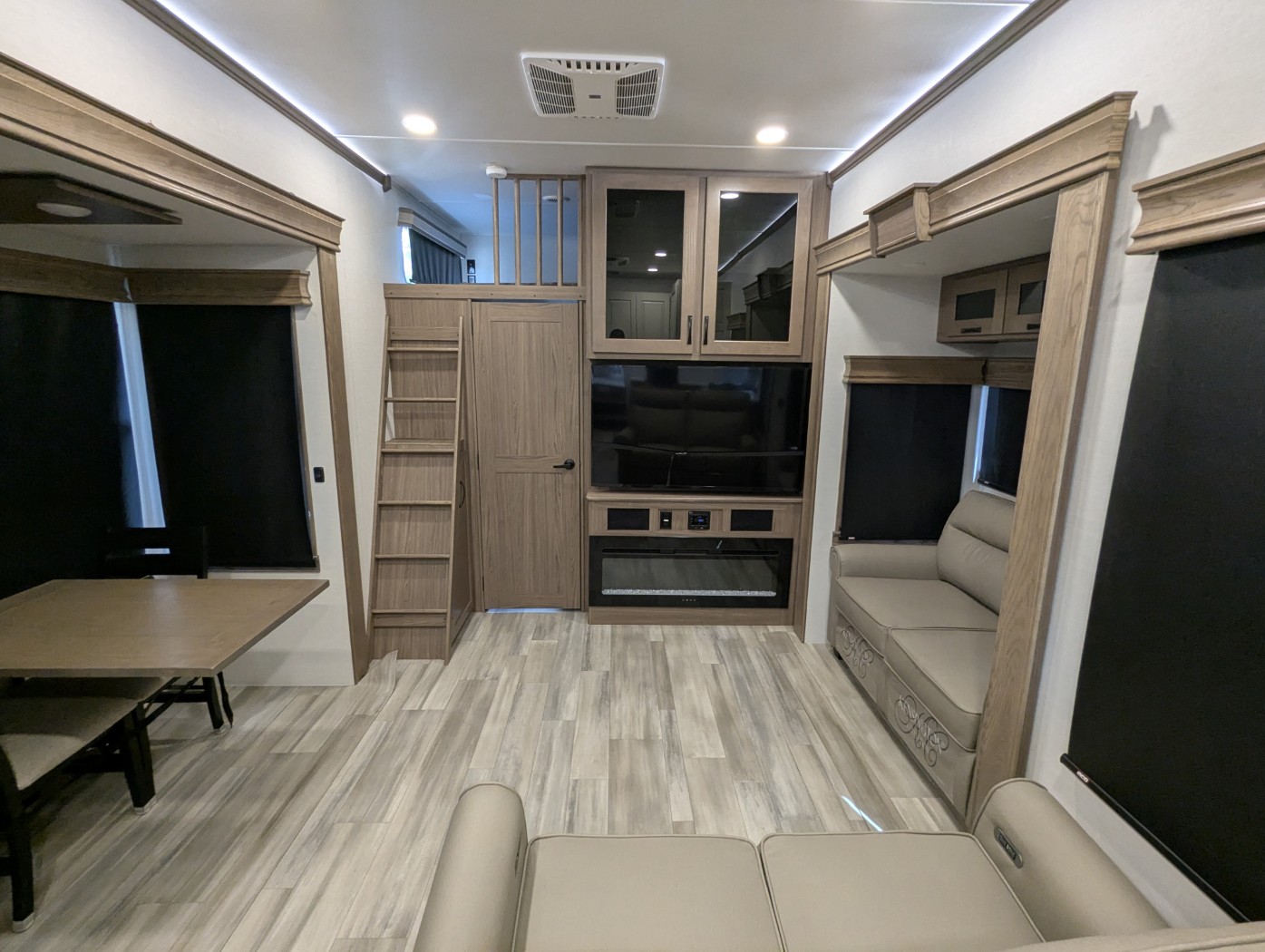 2024 Alliance RV Paradigm 395DS - Image 12