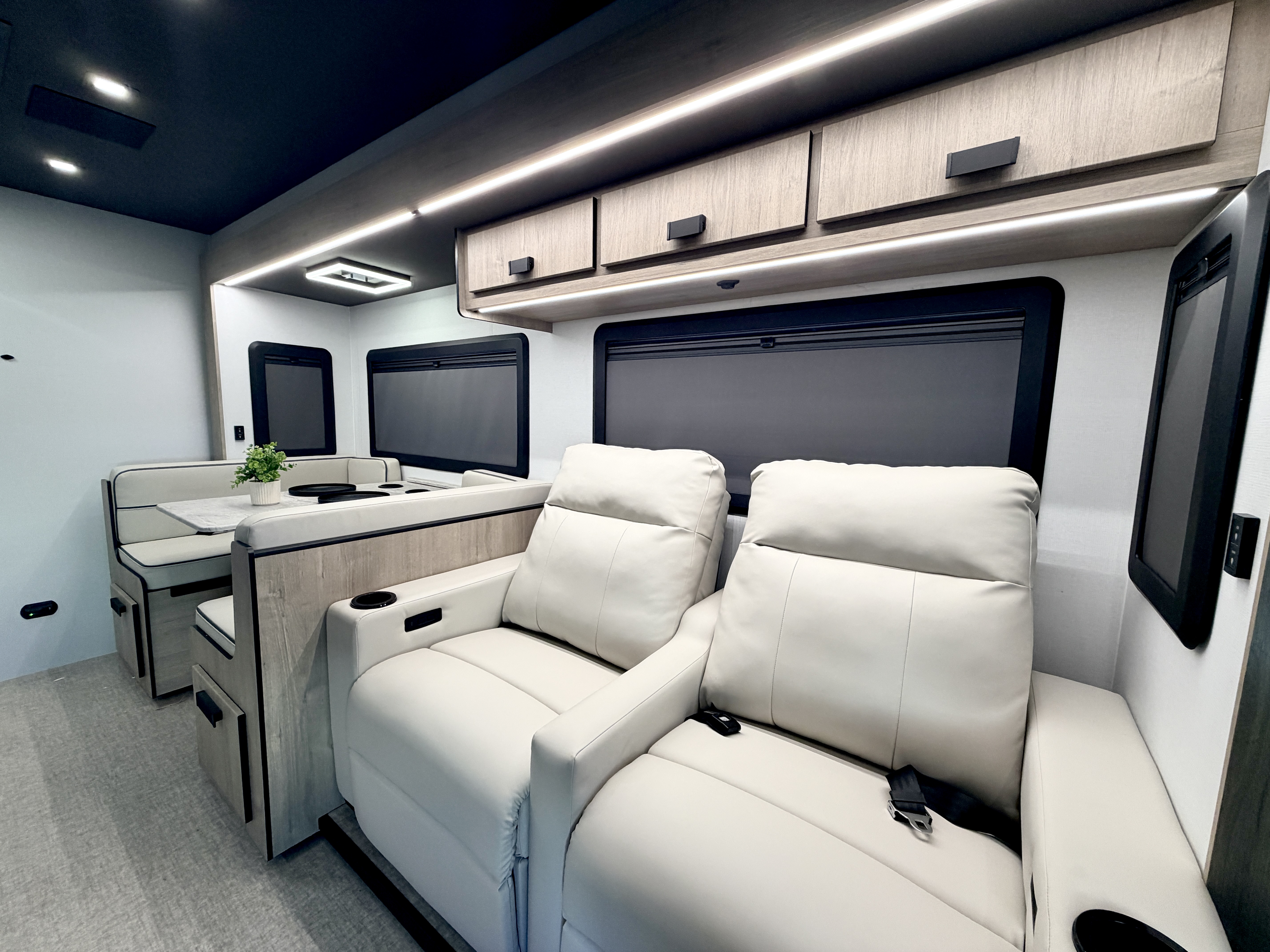 2027 Grand Design LINEAGE SERIES E 30DC - Image 13