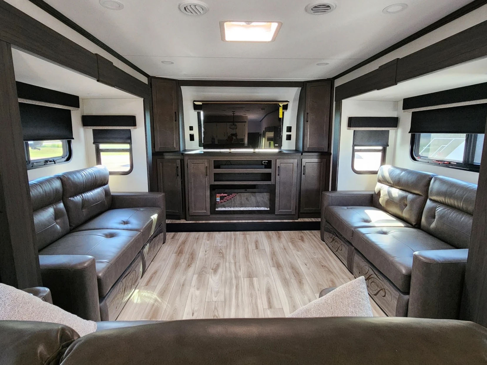 2026 VENTURE RV SPORTTREK 365VFL - Image 15