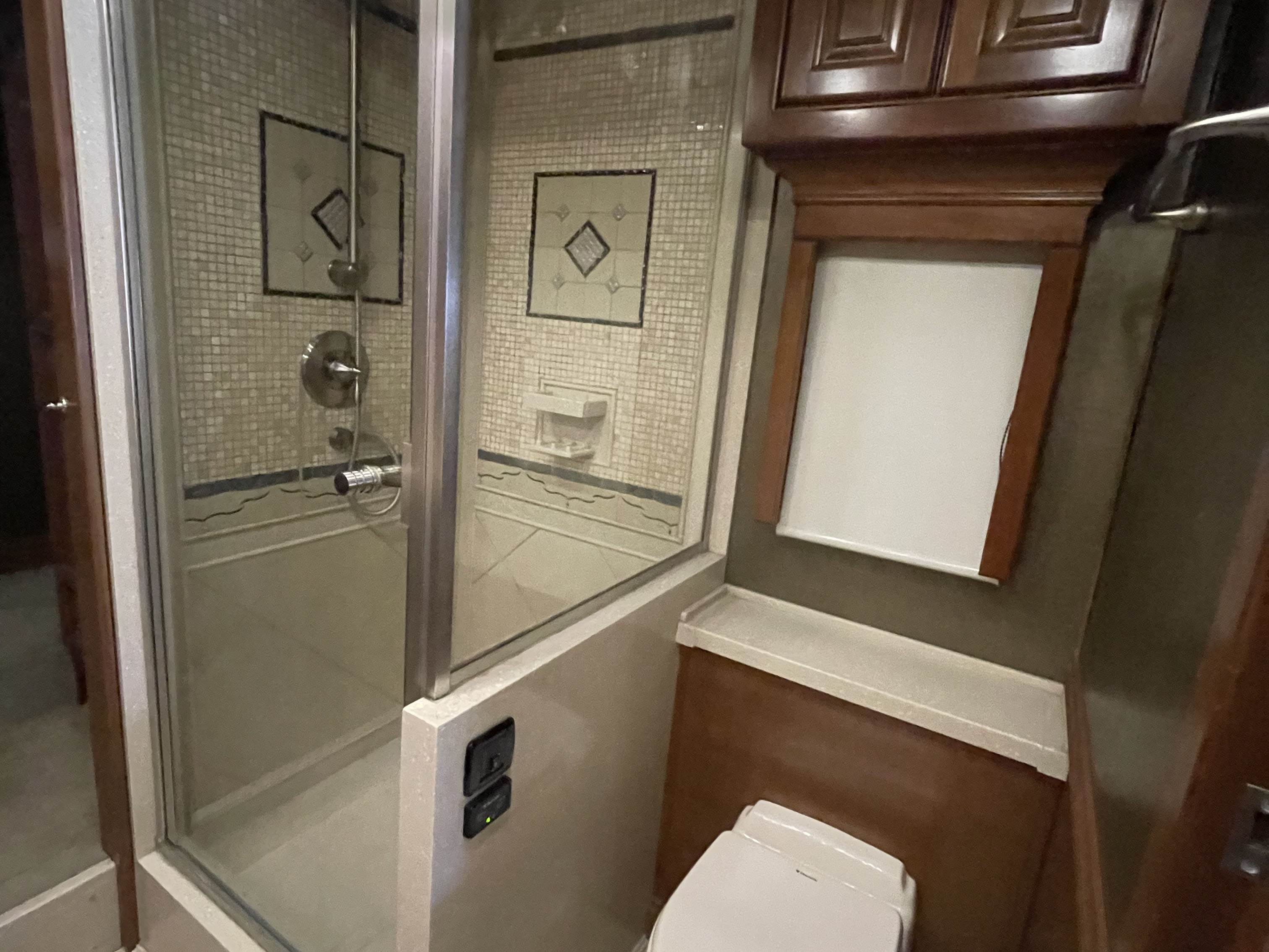 2013 TIFFIN ZEPHYR 45LZ - Image 21