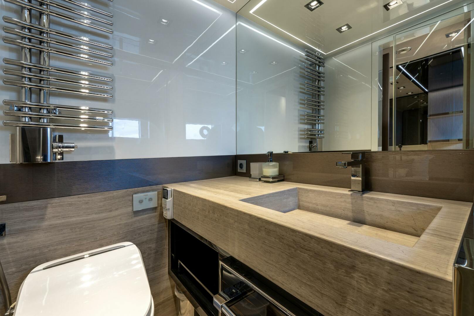 2018 Dominator Yachts Dominator Ilumen Base - Image 19