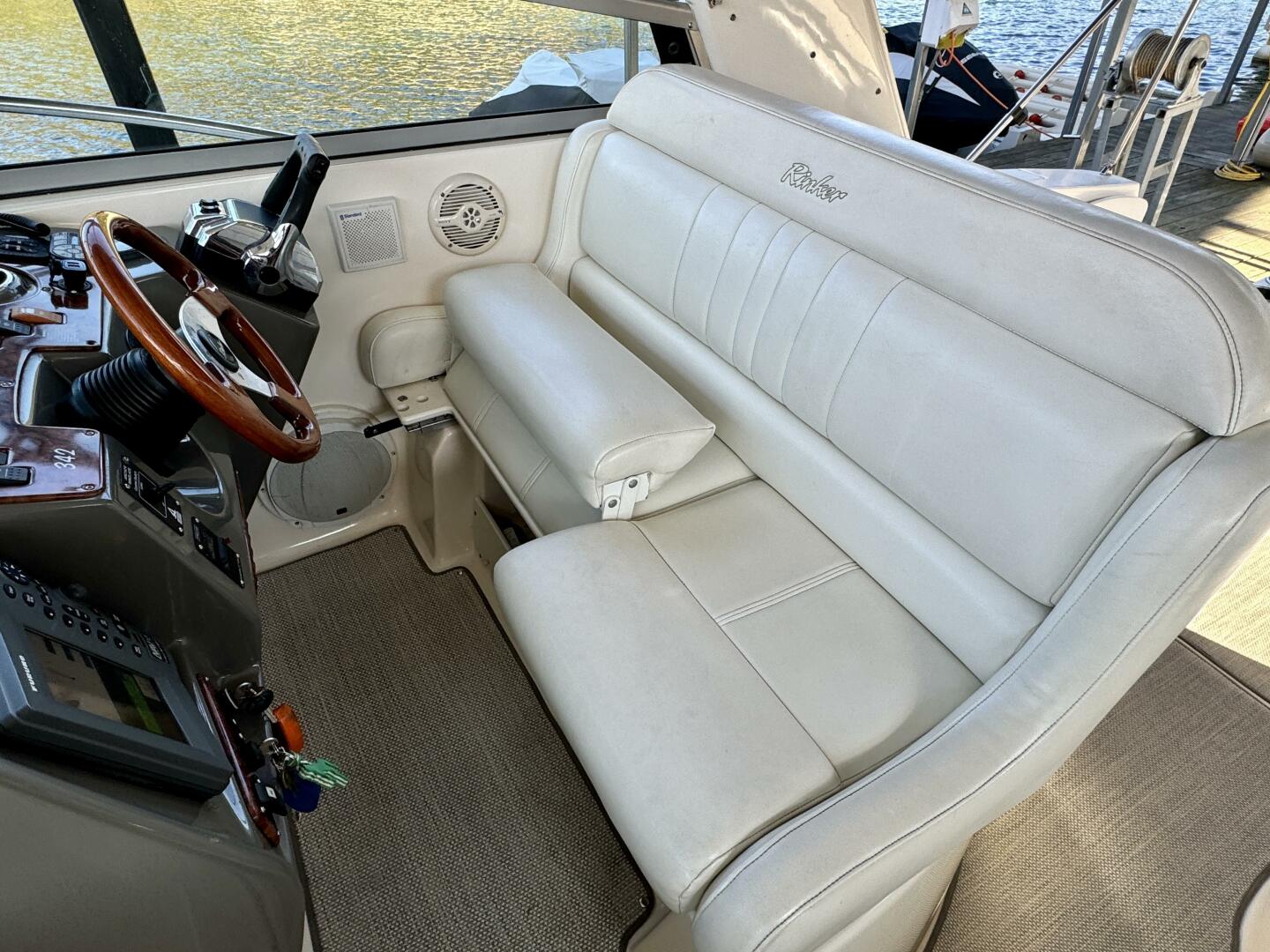 2004 Rinker 342 Fiesta Vee - Image 22