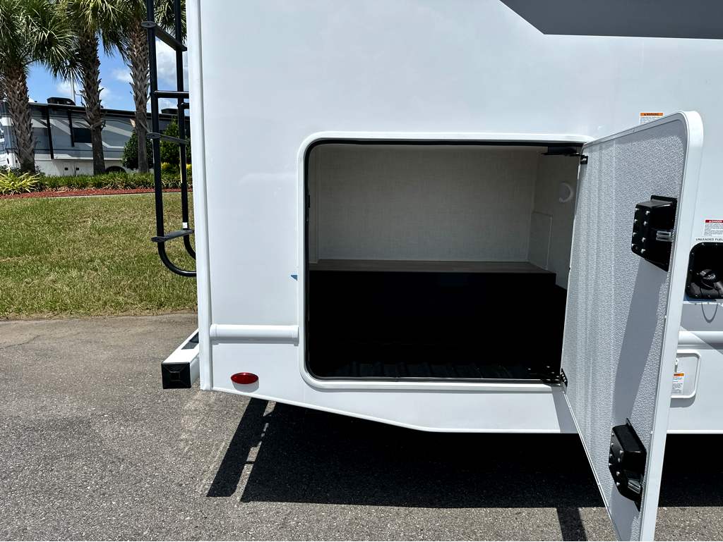 2027 THOR MOTOR COACH MAGNITUDE GA31 - Image 7