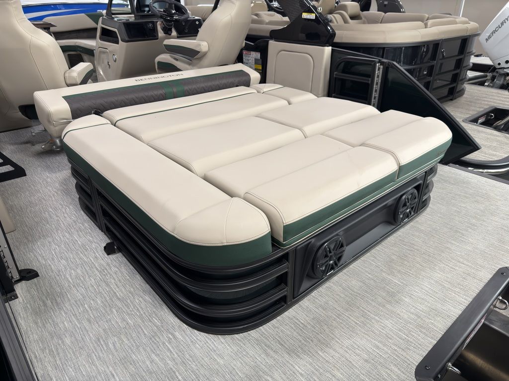 2026 Bennington 24MCSB Carbon Fiber Arch Tritoon Pontoon - Image 79