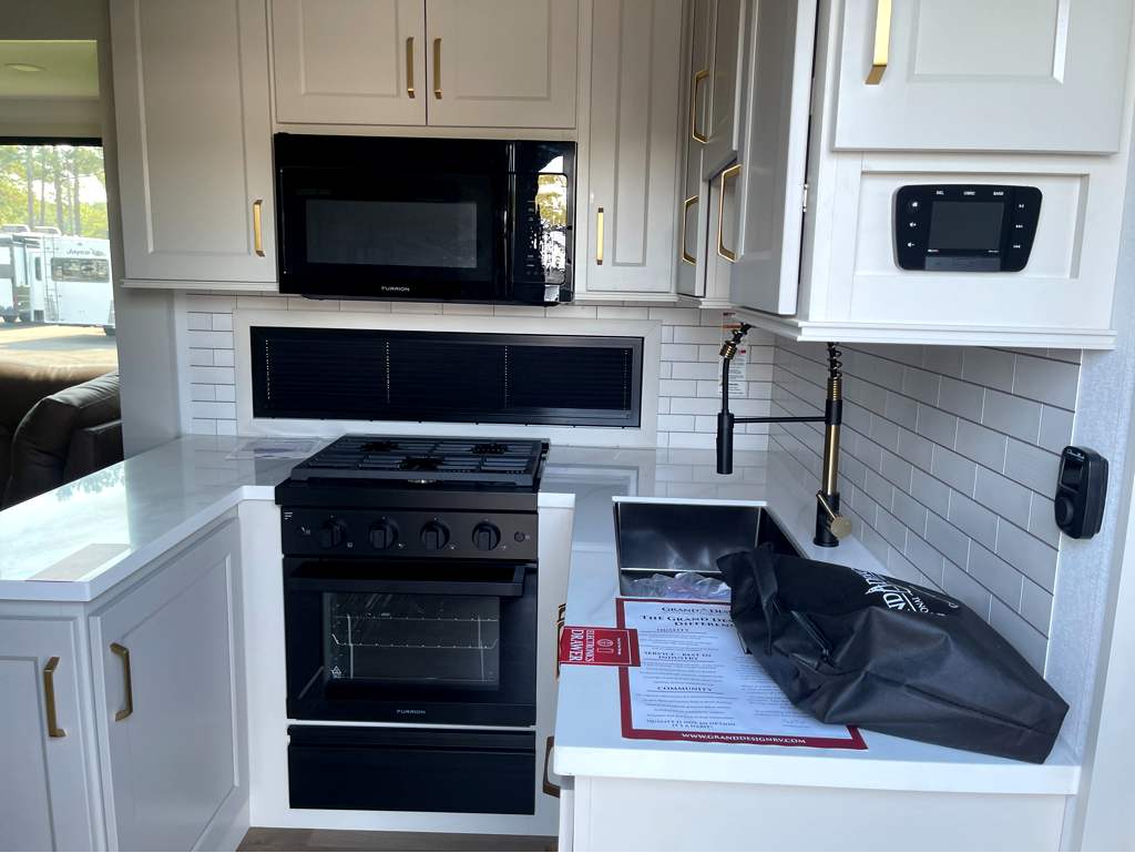 2027 GRAND DESIGN INFLUENCE 3804DS - Image 8