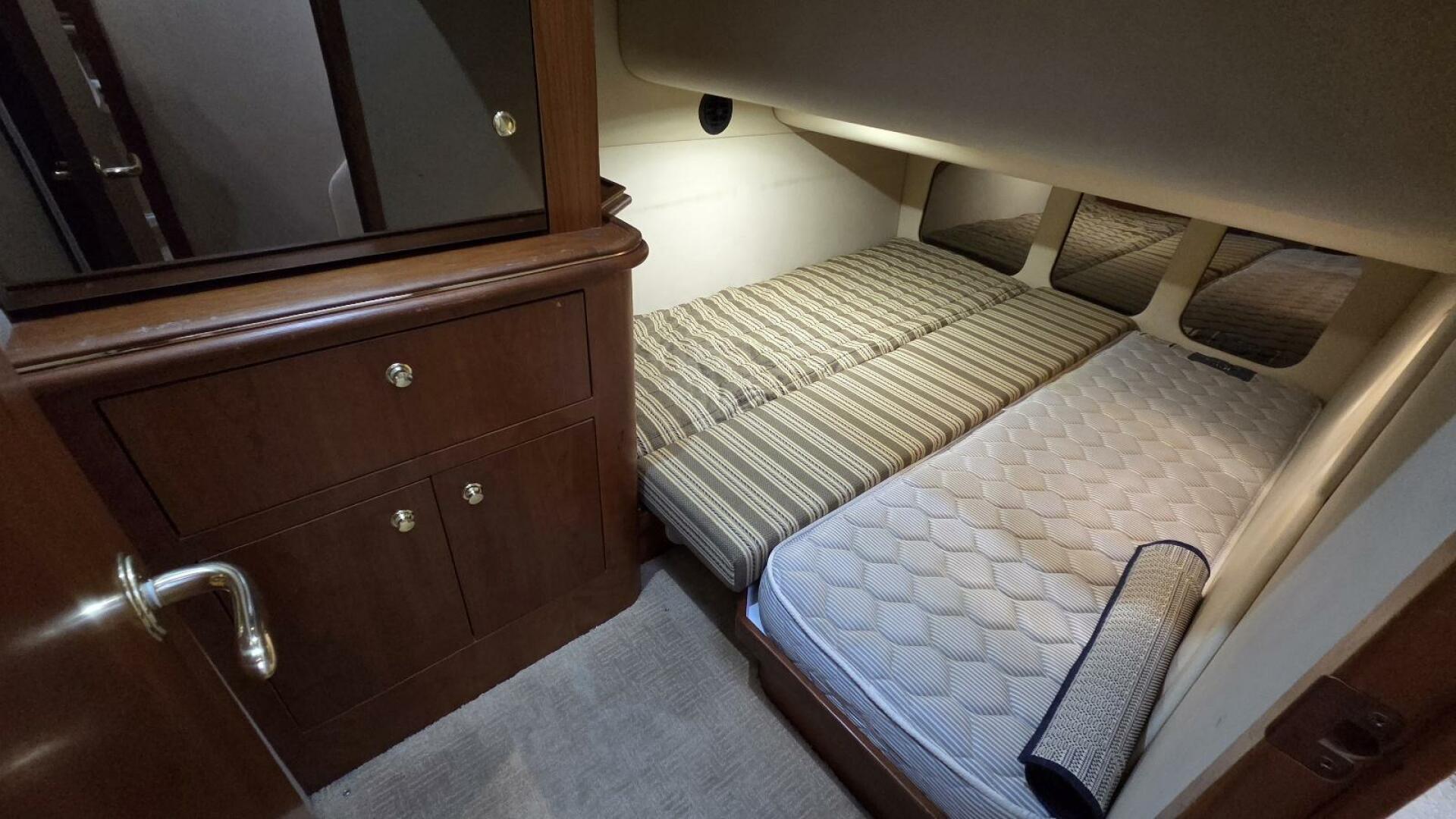 2000 Cruisers Yachts 4450 Express Motor Yacht - Image 47