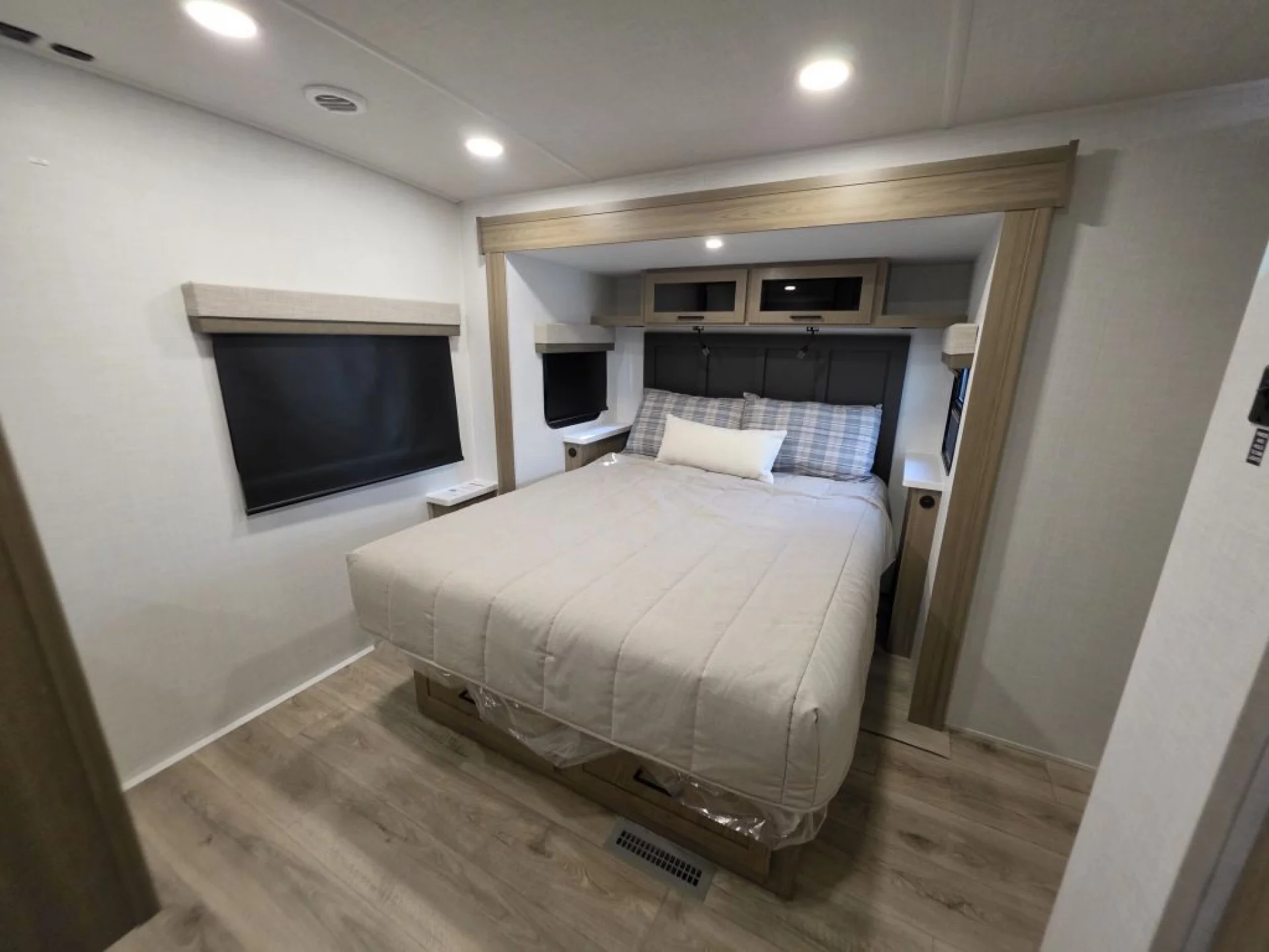 2027 FOREST RIVER ROCKWOOD ULTRA LITE 2608BS - Image 18