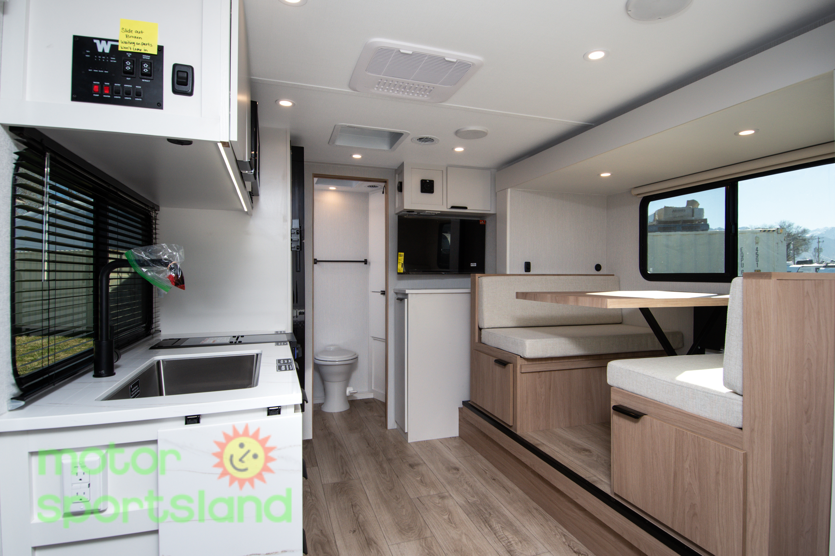 2026 Winnebago Micro Minnie 2108FBS - Image 28