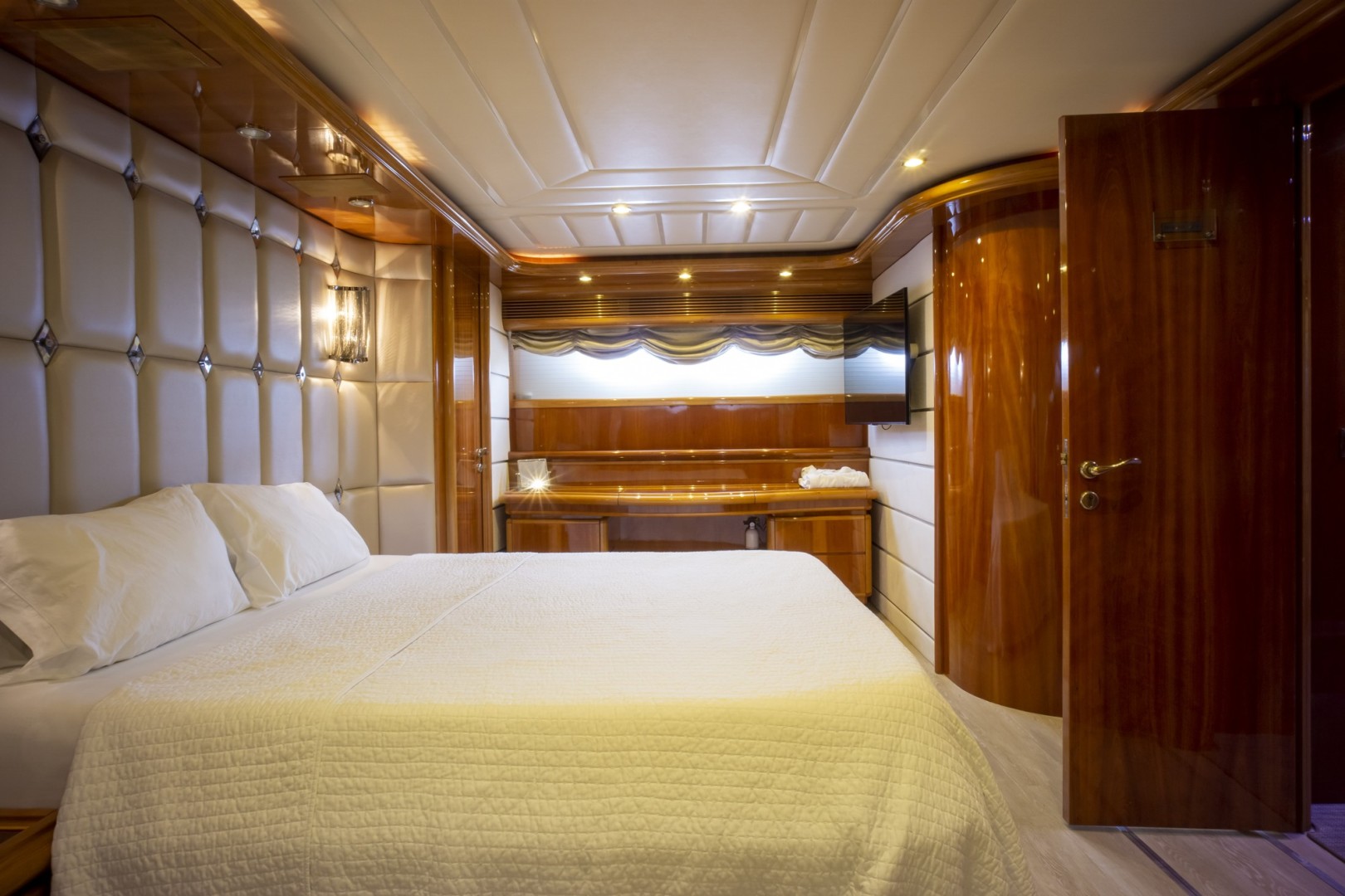 2000 Ferretti Yachts Custom Line 94 - Image 34