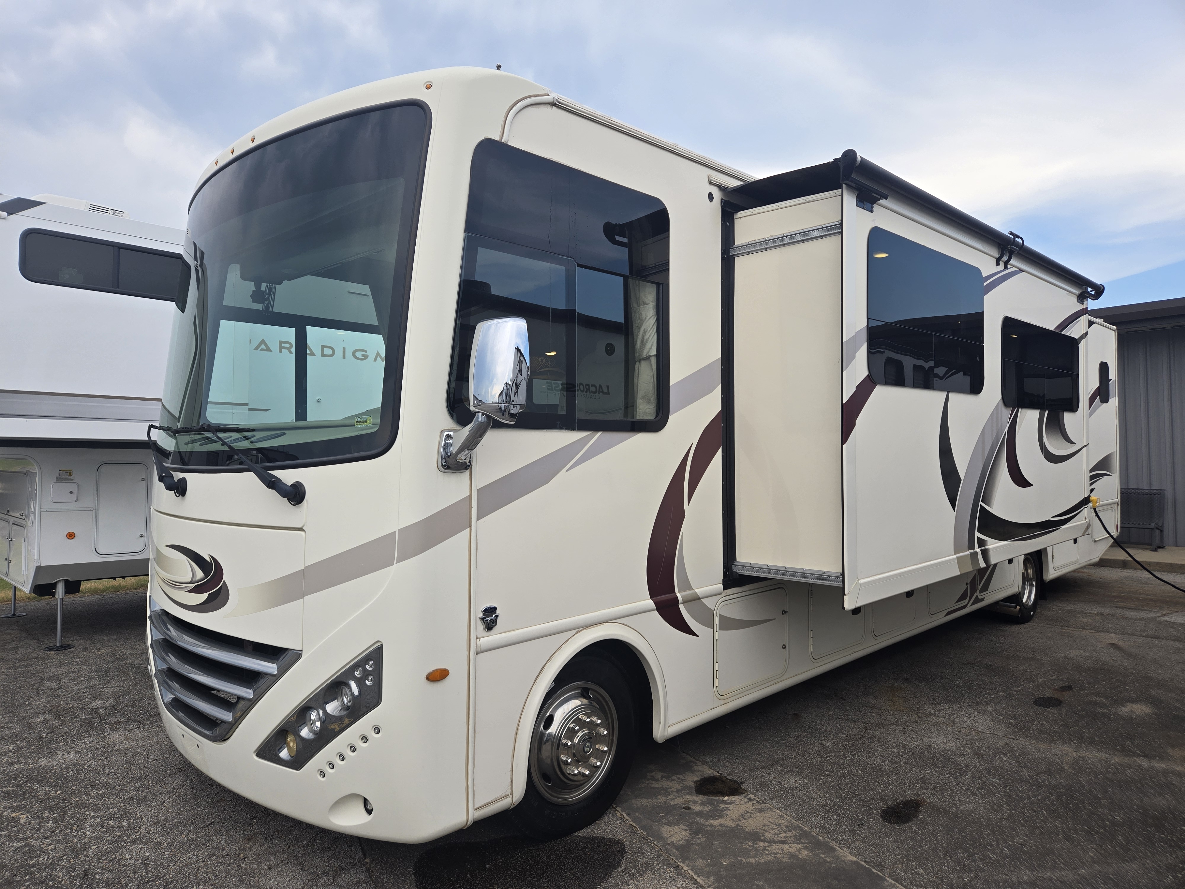 2018 Thor Motor Coach Hurricane 35M - Image 3
