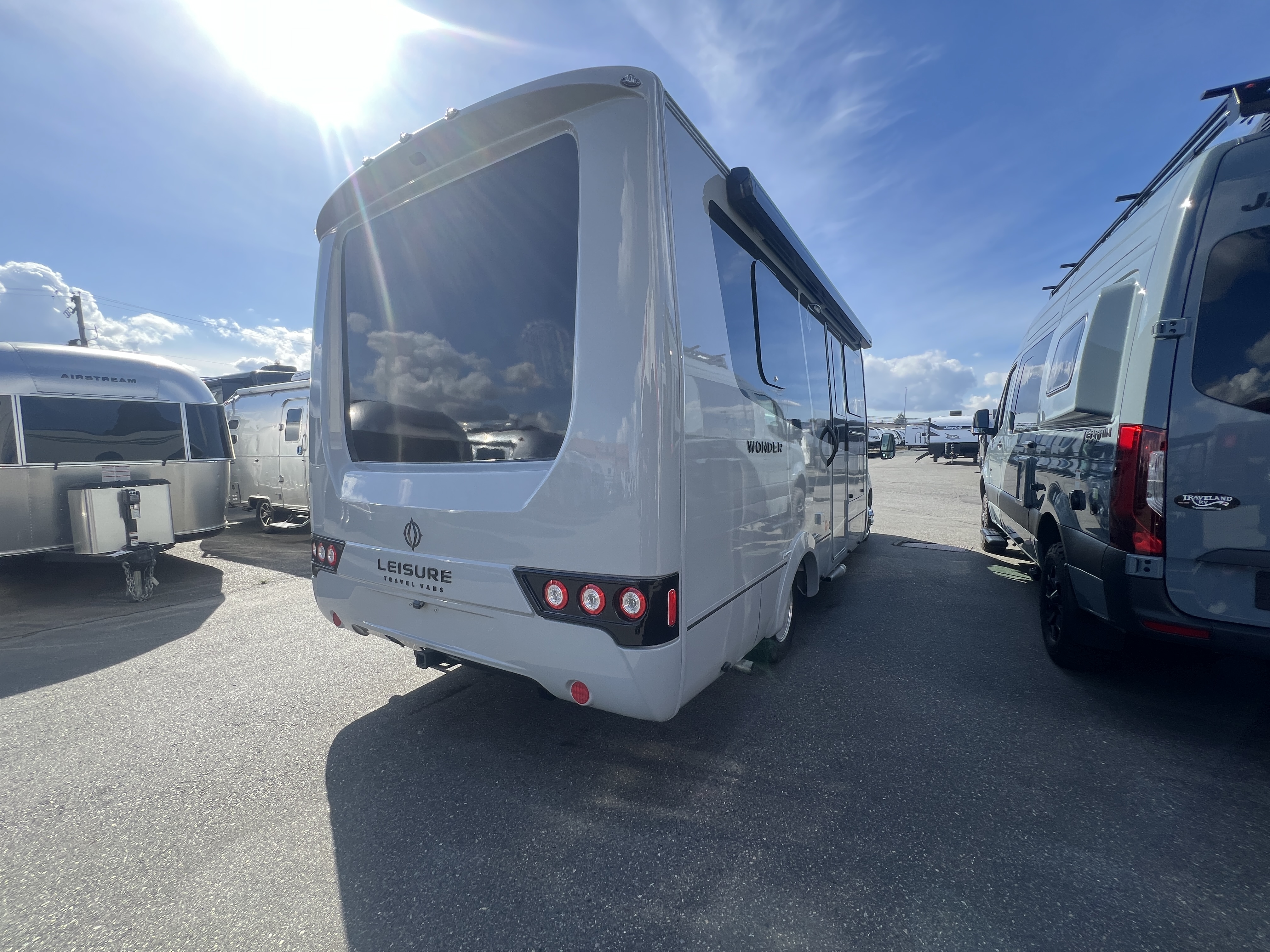 2027 Leisure Travel WONDER W24MBL - Image 5