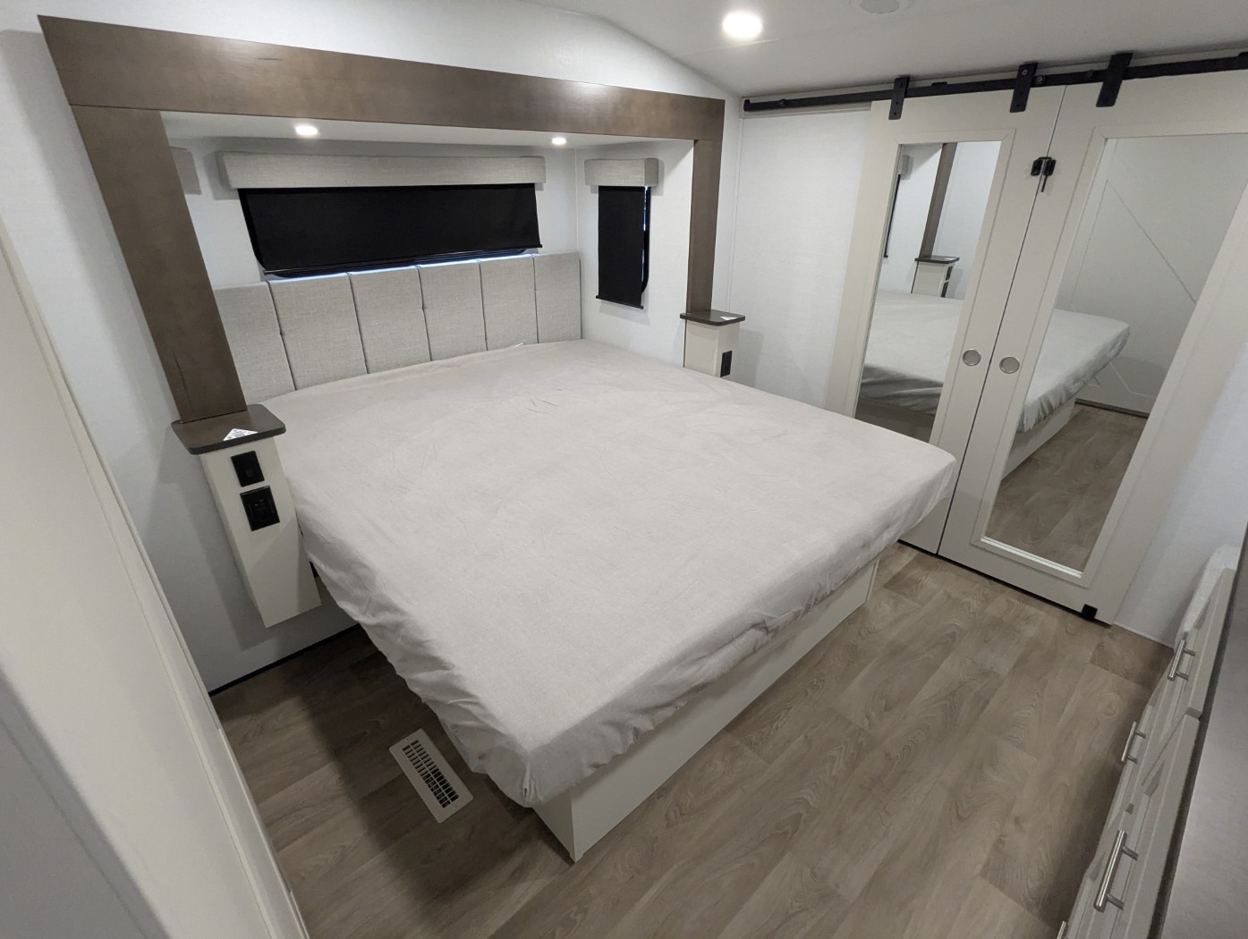 2027 Alliance RV Avenue 32RLS - Image 10