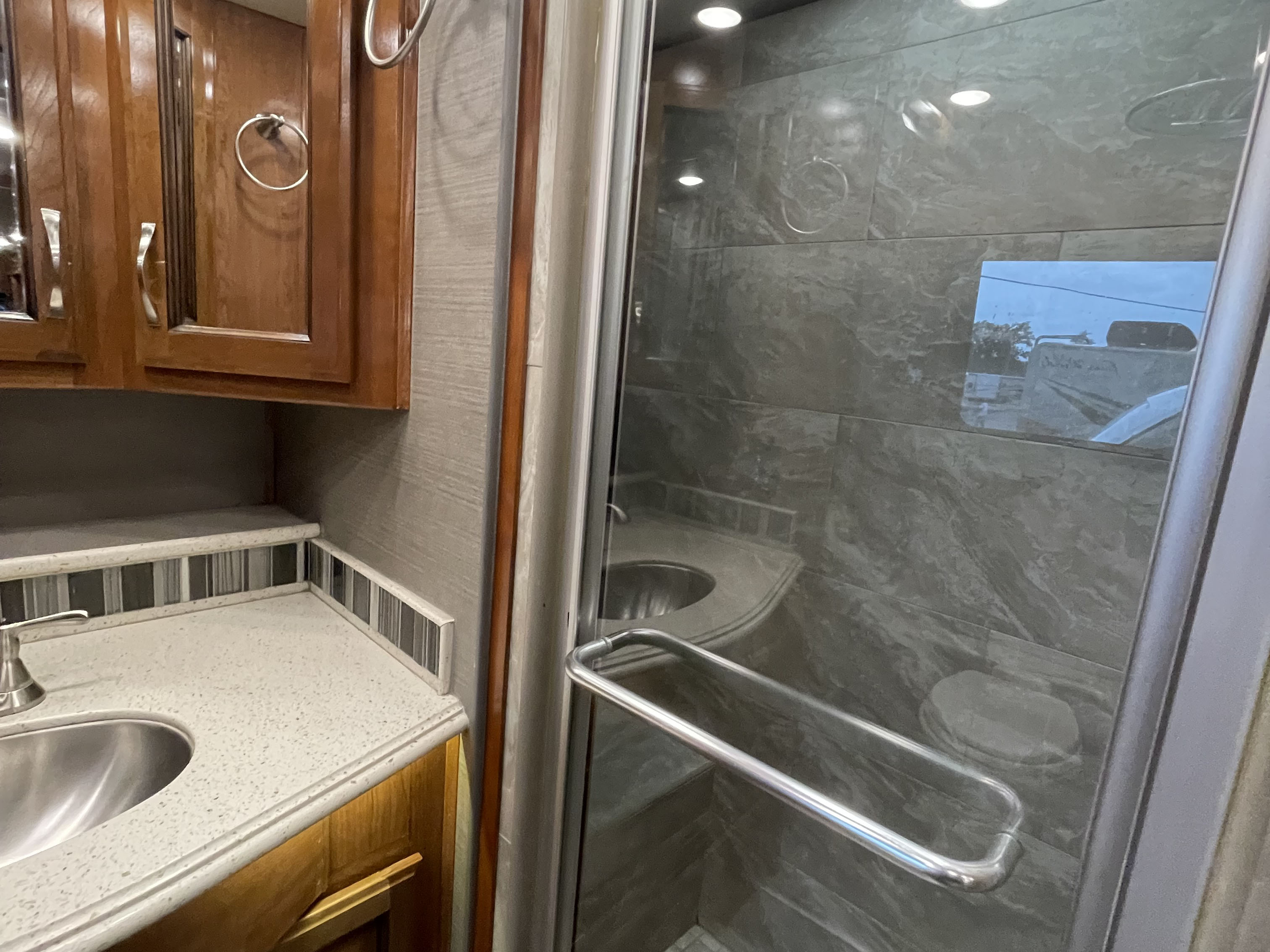 2018 Fleetwood DISCOVERY 38N - Image 17