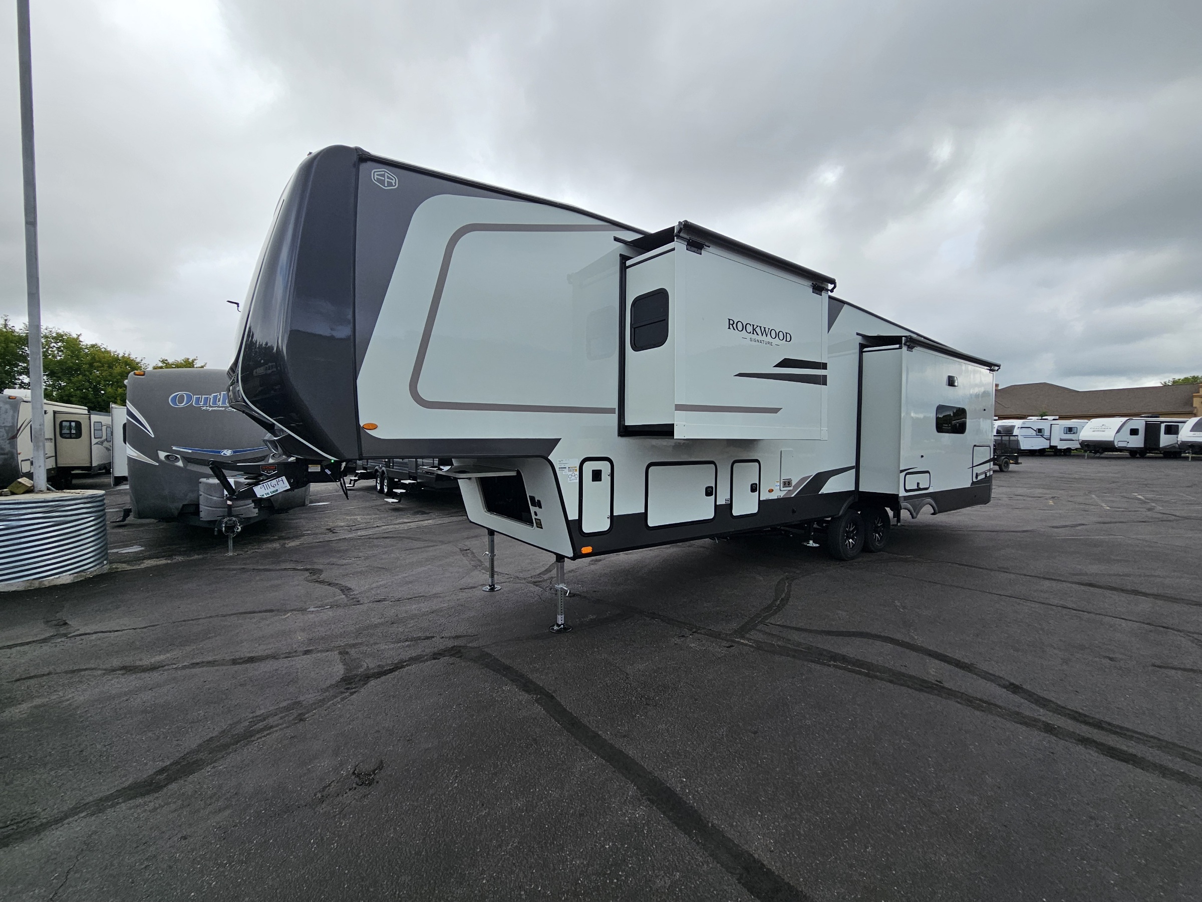 2027 Forest River Rockwood Signature 401SFB - Image 5