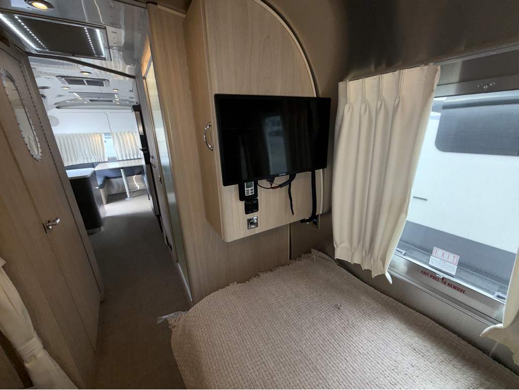 2024 AIRSTREAM GLOBETROTTER 27FB TWIN - Image 25