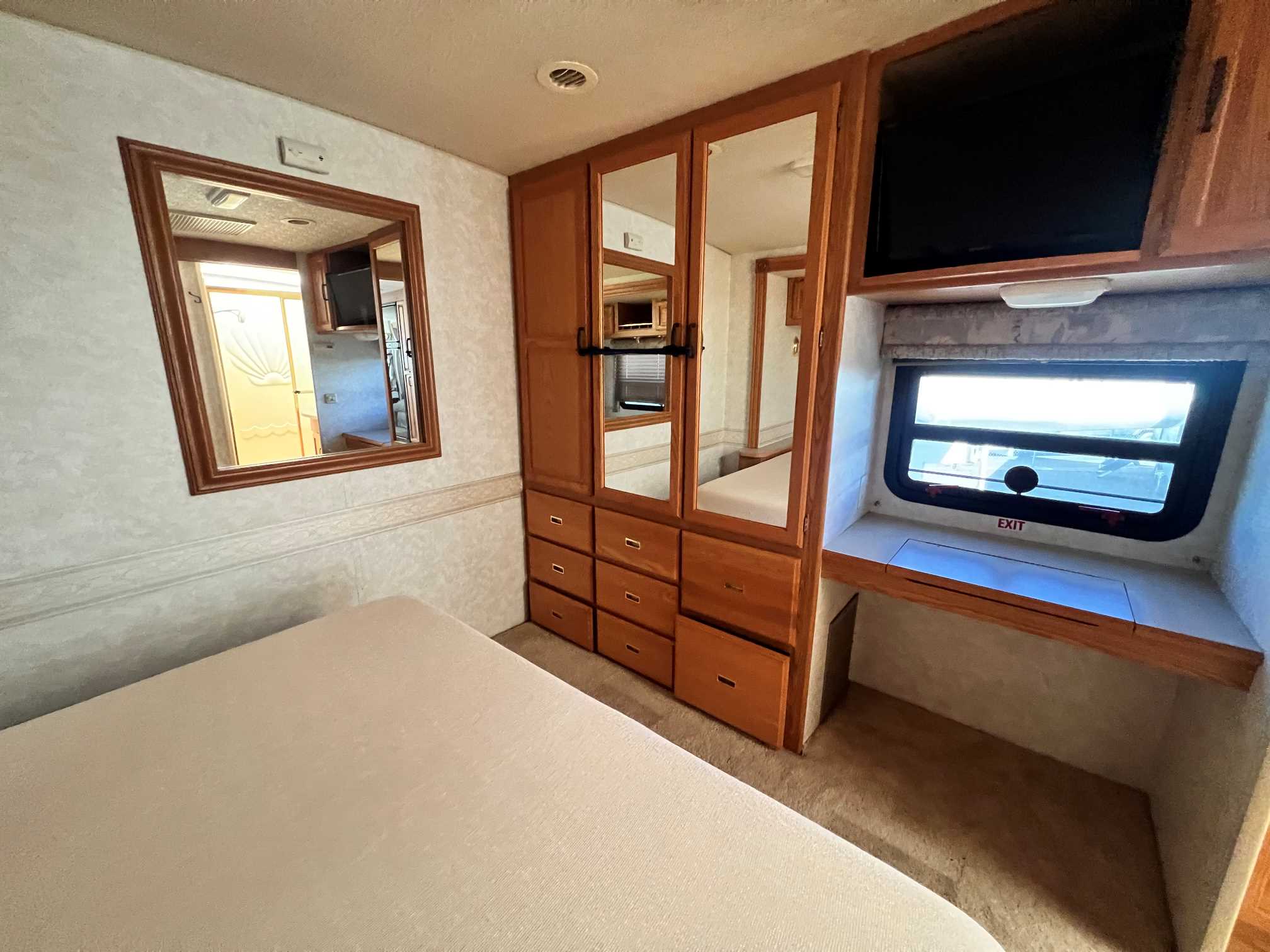 2004 Winnebago Brave 32V - Image 26