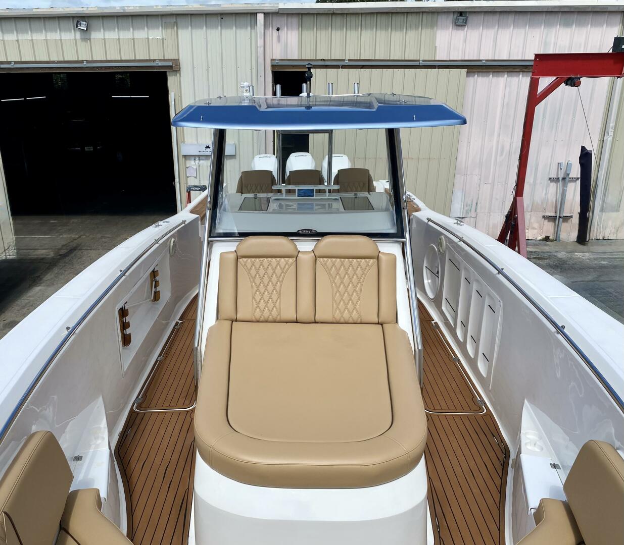 2023 Fishing Raptor 390 Solarium - Image 3