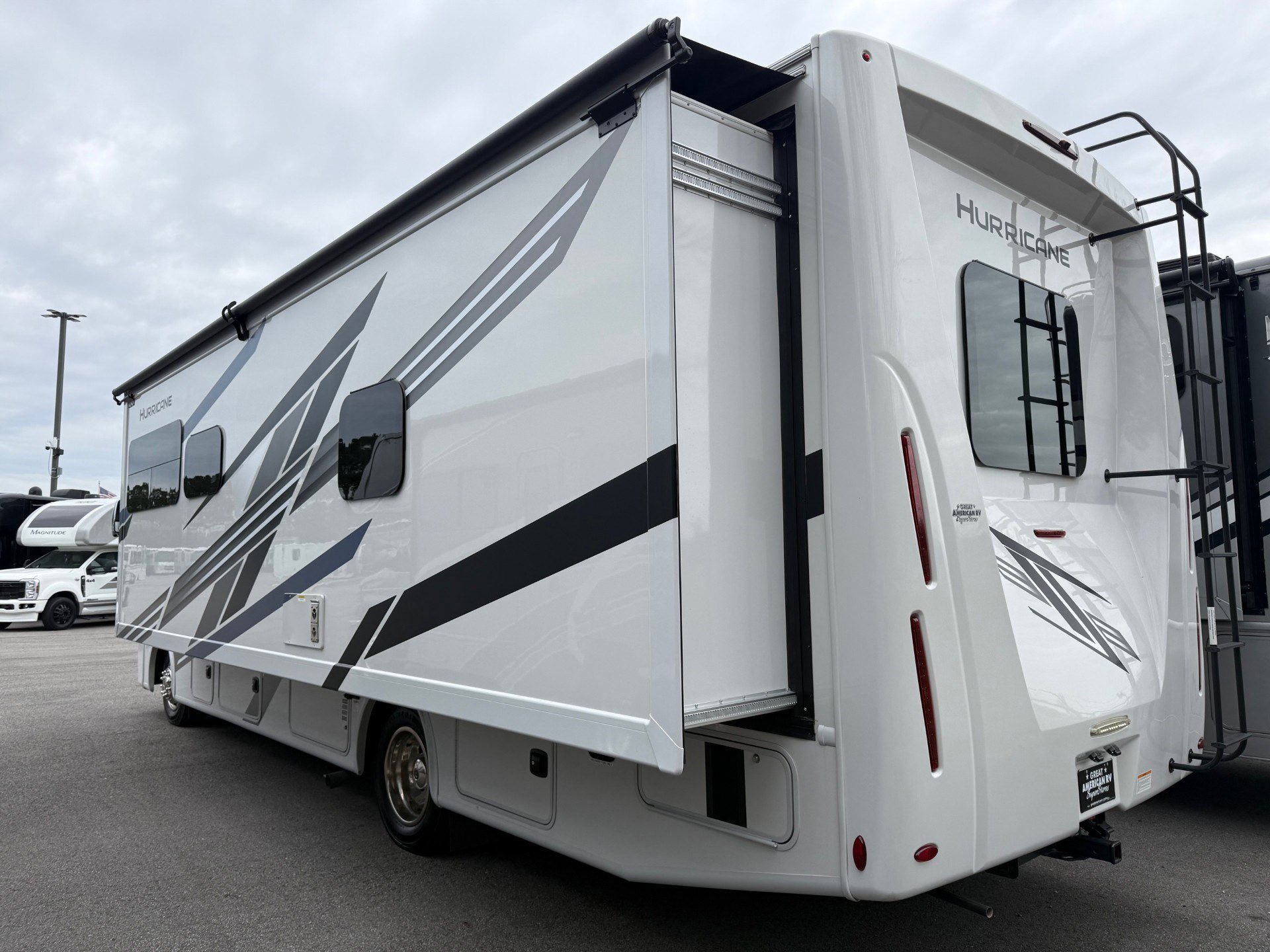 2025 THOR MOTOR COACH HURRICANE 29M - Image 4
