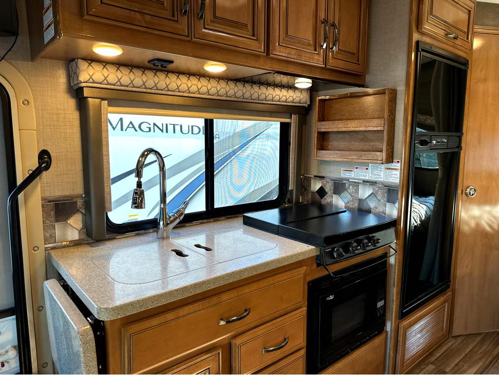 2018 THOR MOTOR COACH QUANTUM KM24 - Image 9
