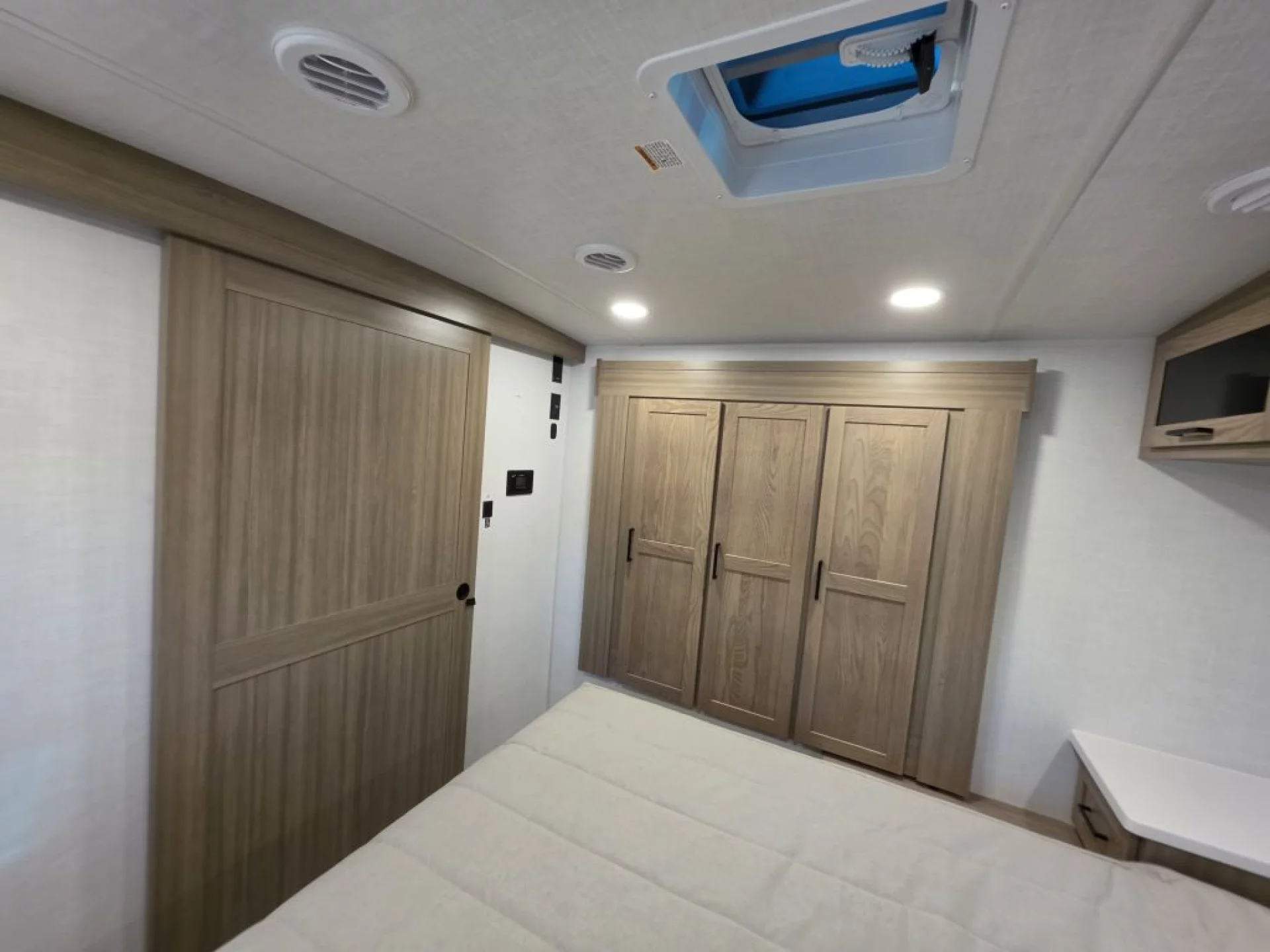 2027 FOREST RIVER ROCKWOOD ULTRA LITE 2618RD - Image 20