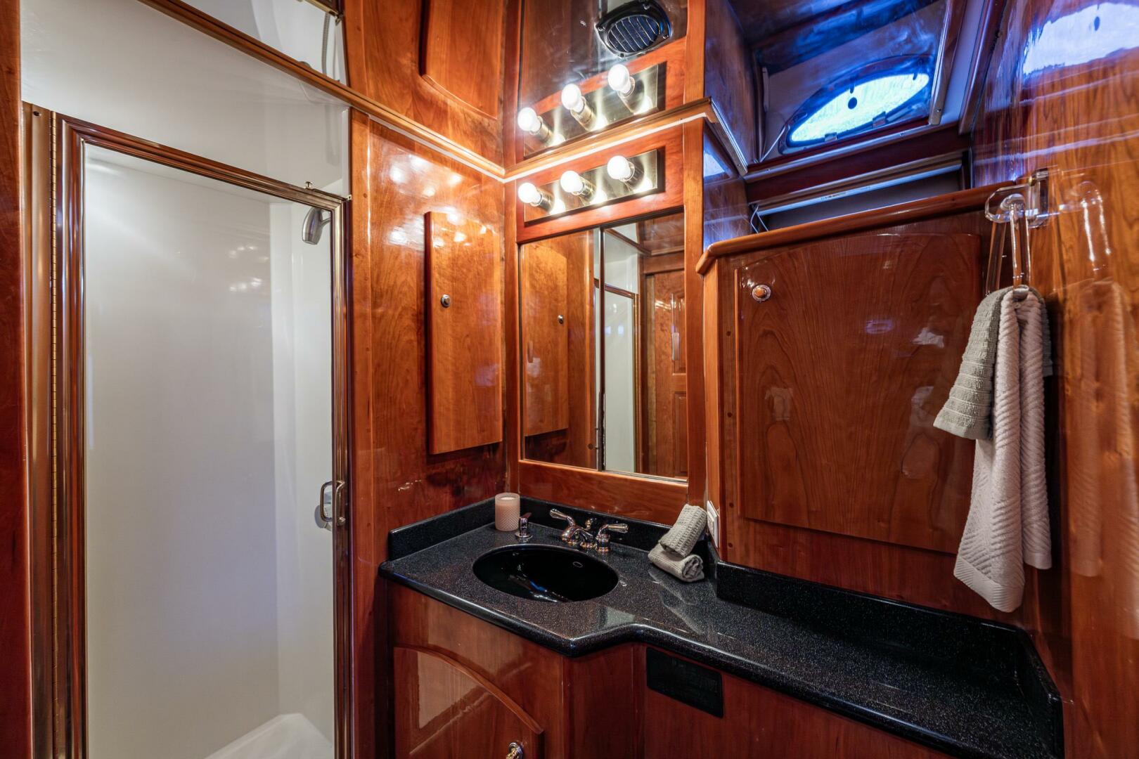 2001 Navigator 61 Pilothouse - Image 33