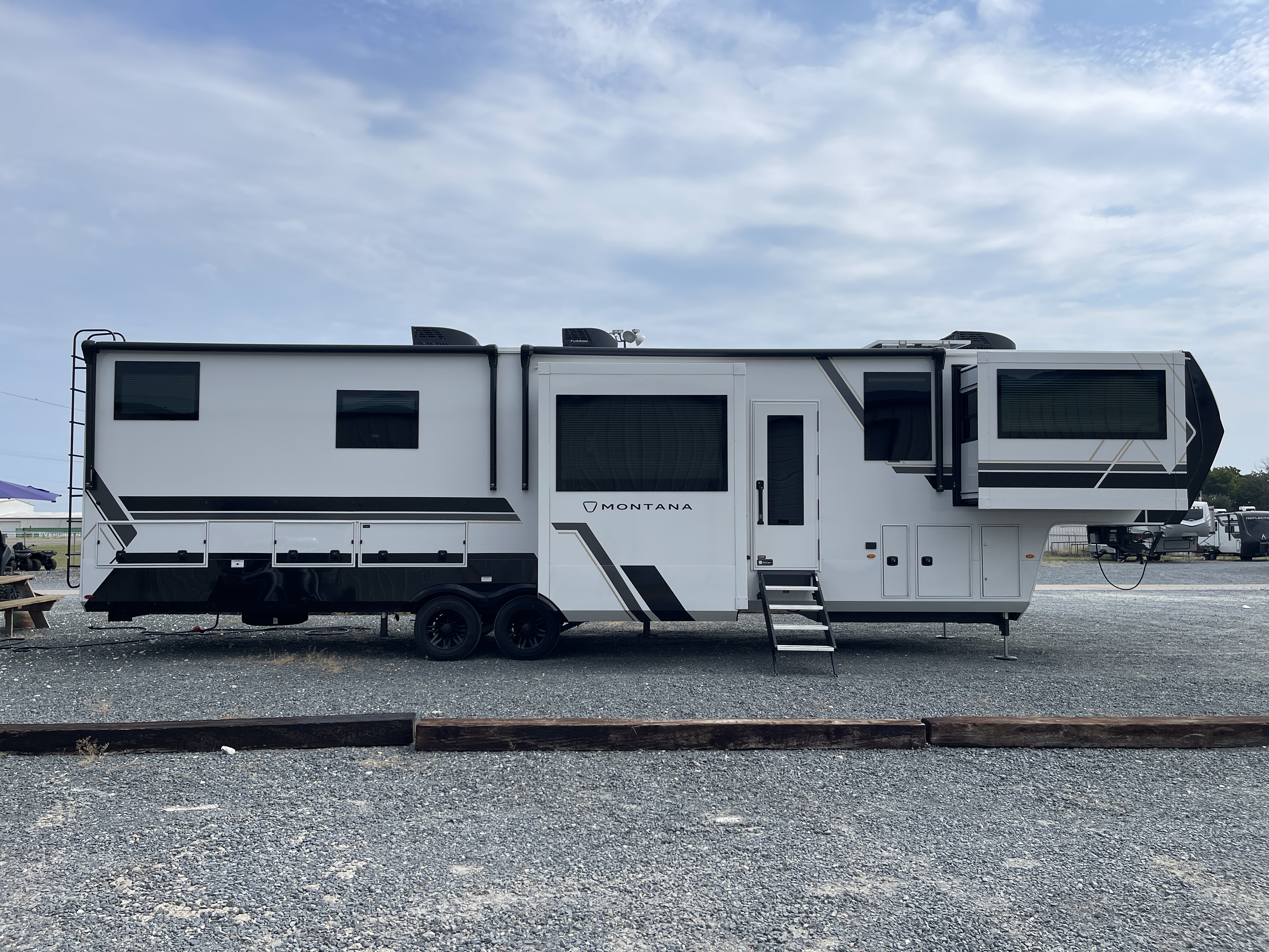 2027 Keystone Montana 3800FL - Image 8