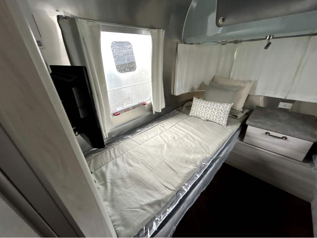2027 Airstream International 25FB - Image 26