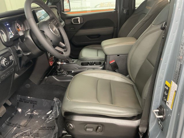 2025 Jeep Gladiator Sport S 4x4 - Image 14