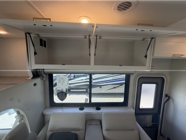 2027 THOR MOTOR COACH MAGNITUDE GA28 - Image 21