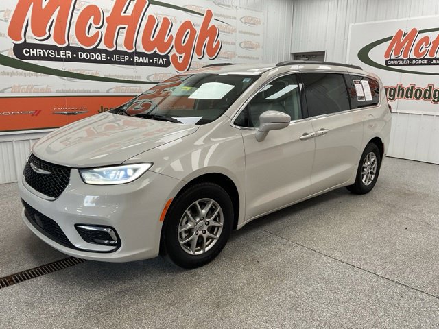 2021 Chrysler Pacifica Wagon 4D Touring - Image 2