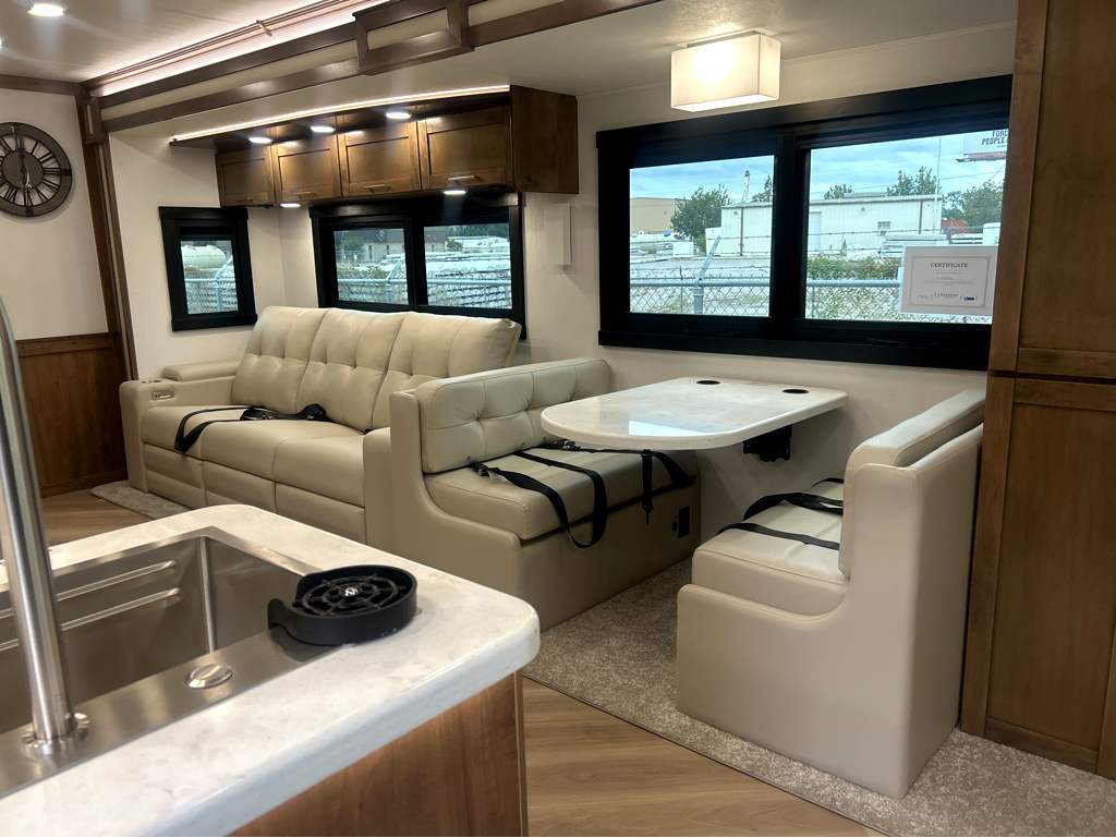 2026 ENTEGRA COACH ACCOLADE 37K - Image 9
