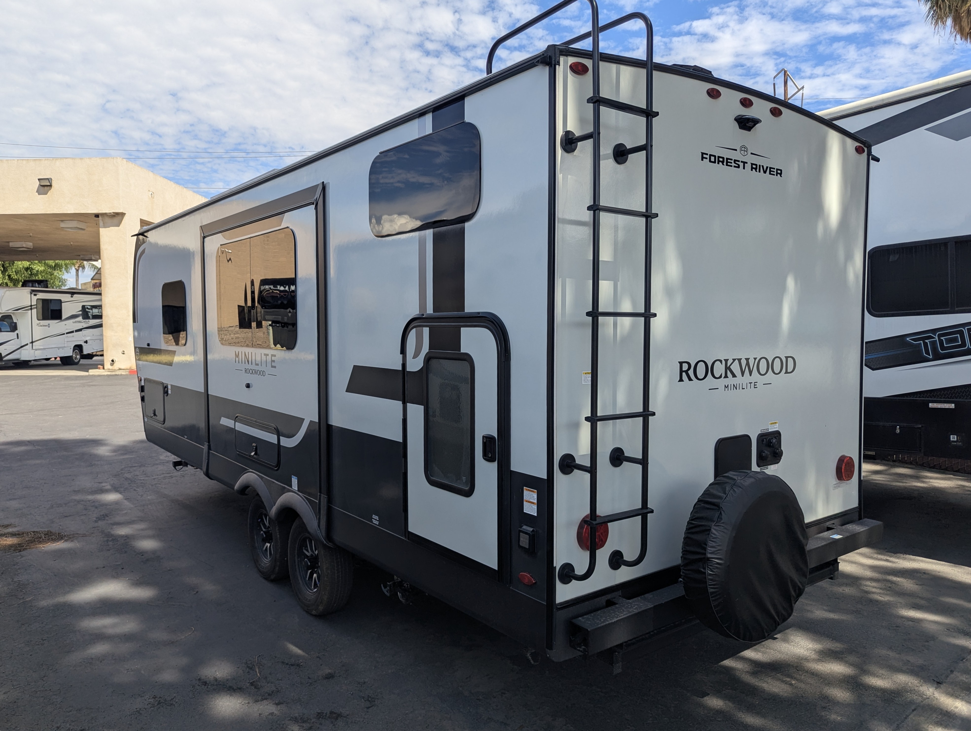 2027 Forest River Rockwood Mini Lite 2520BH - Image 5