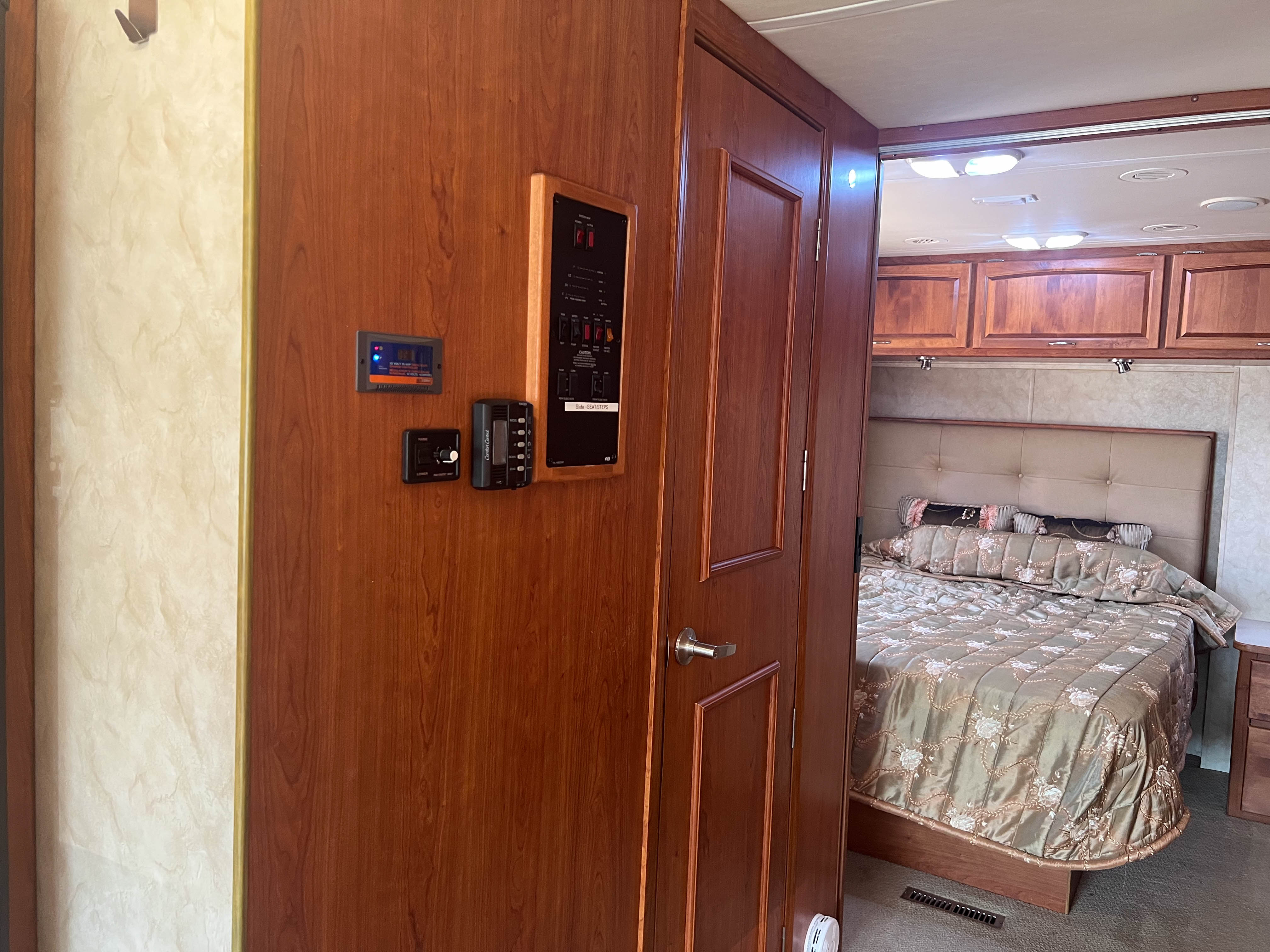 2008 MONACO MONARCH 30SFS - Image 23