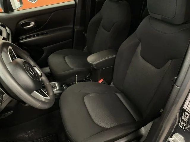2023 Jeep Renegade Utility 4D Latitude 4WD - Image 13