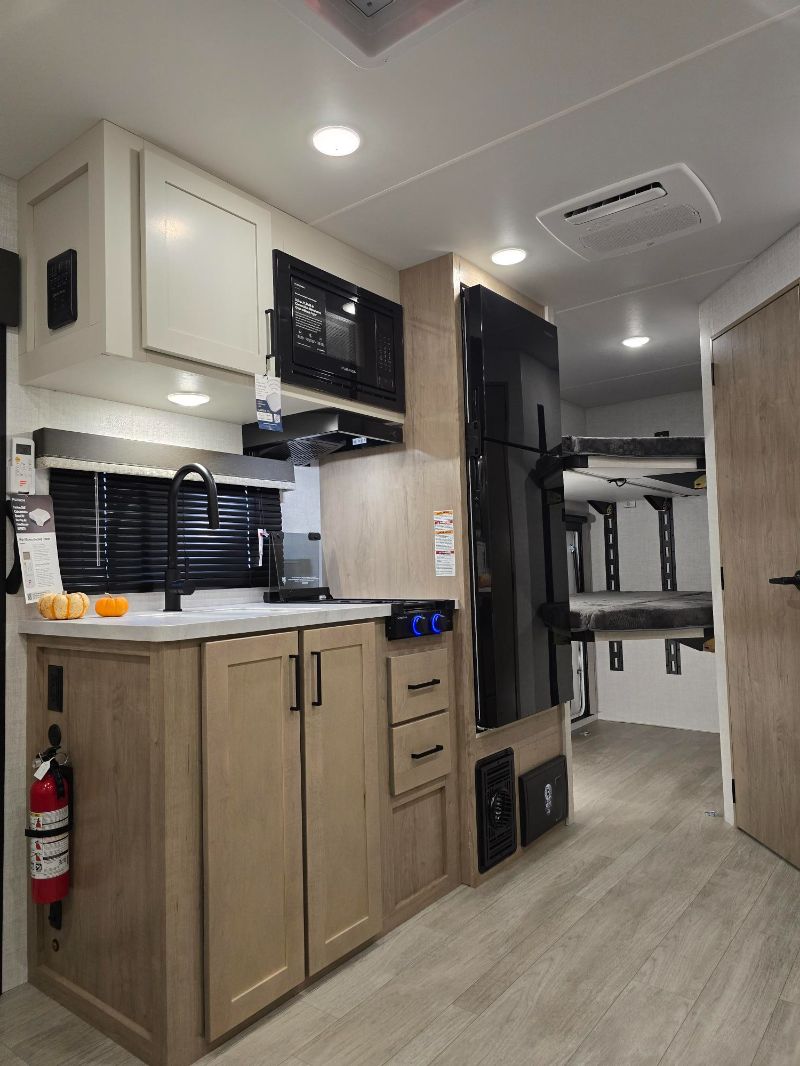 2026 Ember RV E-Series 19ETS - Image 14