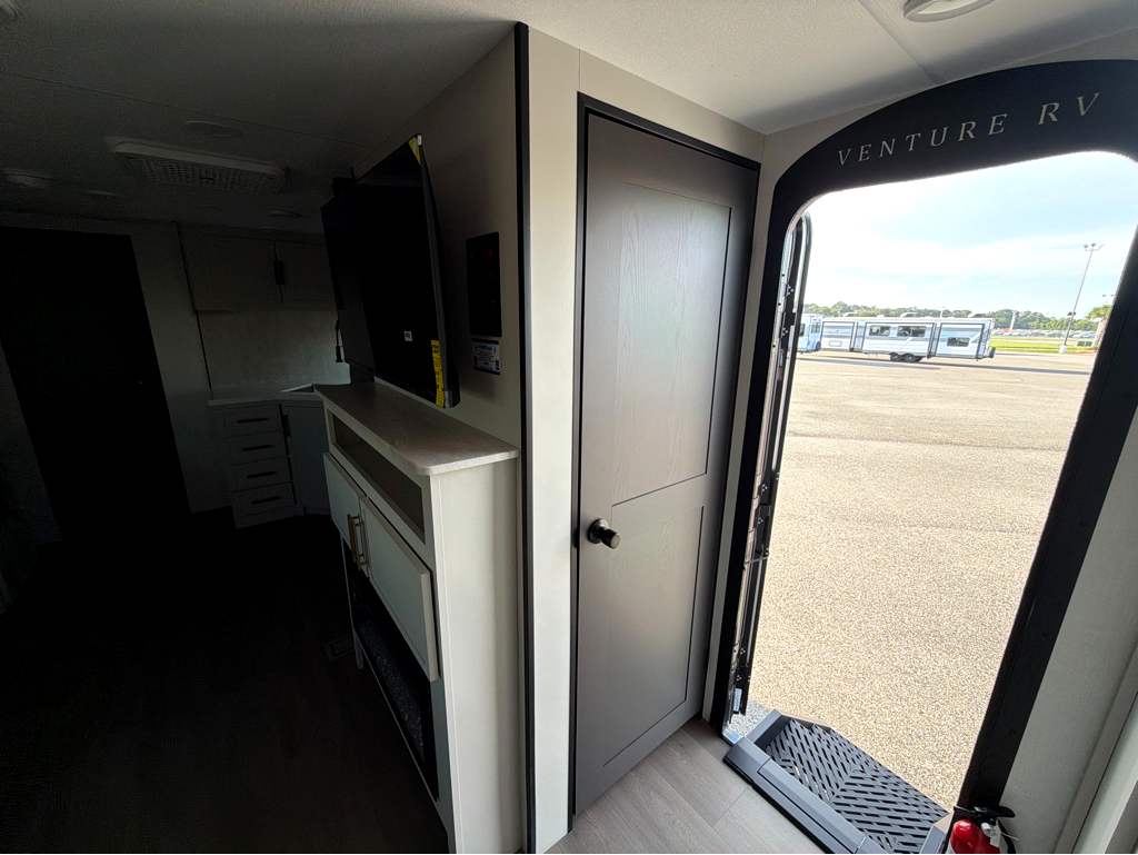 2027 VENTURE RV STRATUS 261VRB - Image 31