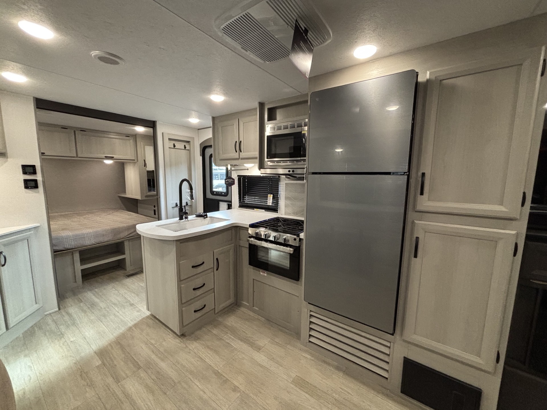 2027 Coachmen Catalina Legacy Edition 273DBHCK - Image 17