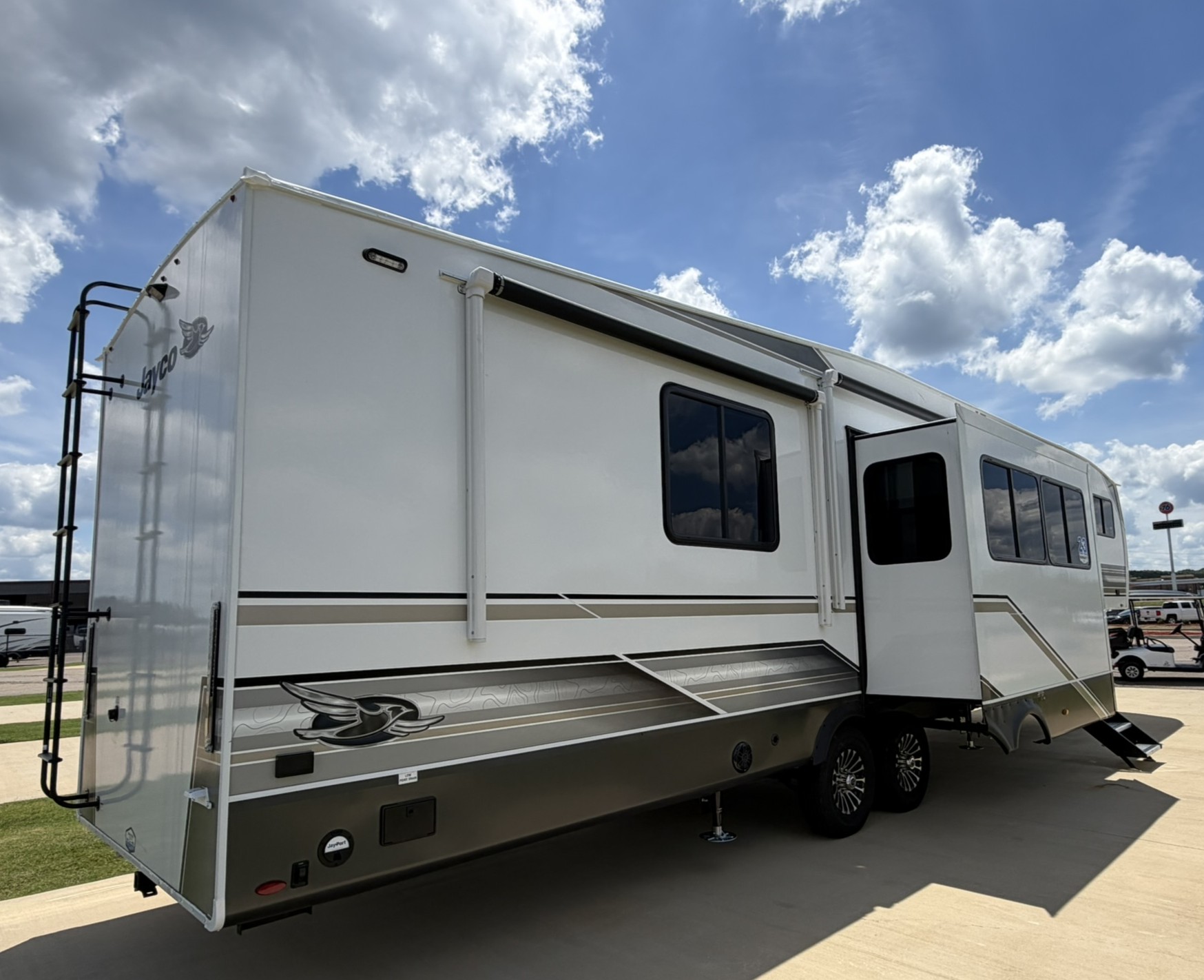 2027 JAYCO EAGLE 367TBTS - Image 4
