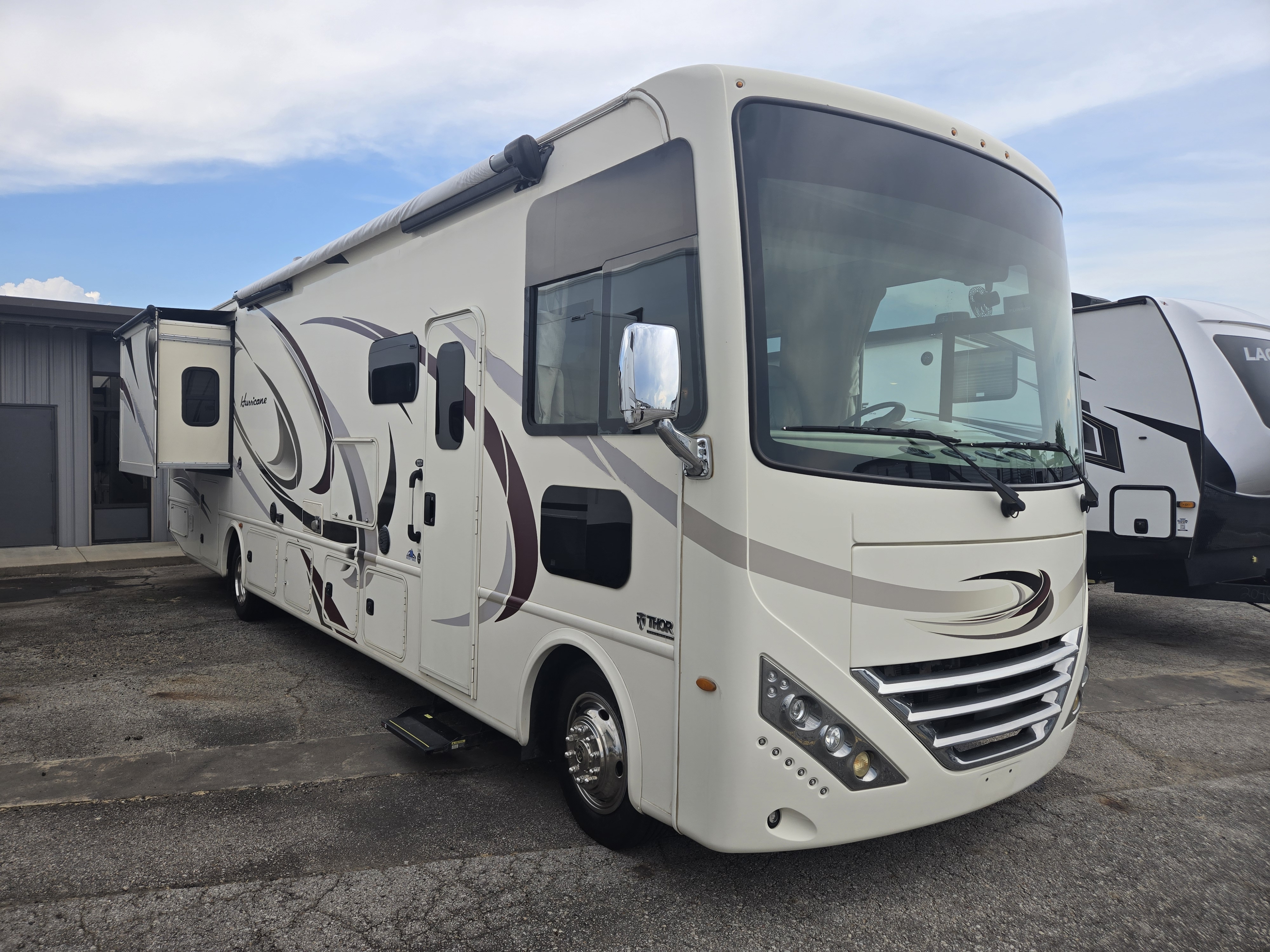 2018 Thor Motor Coach Hurricane 35M - Image 1