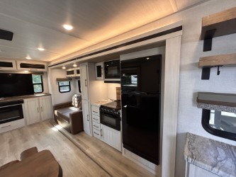 2025 FOREST RIVER GRAND SURVEYOR 302RDBS - Image 10