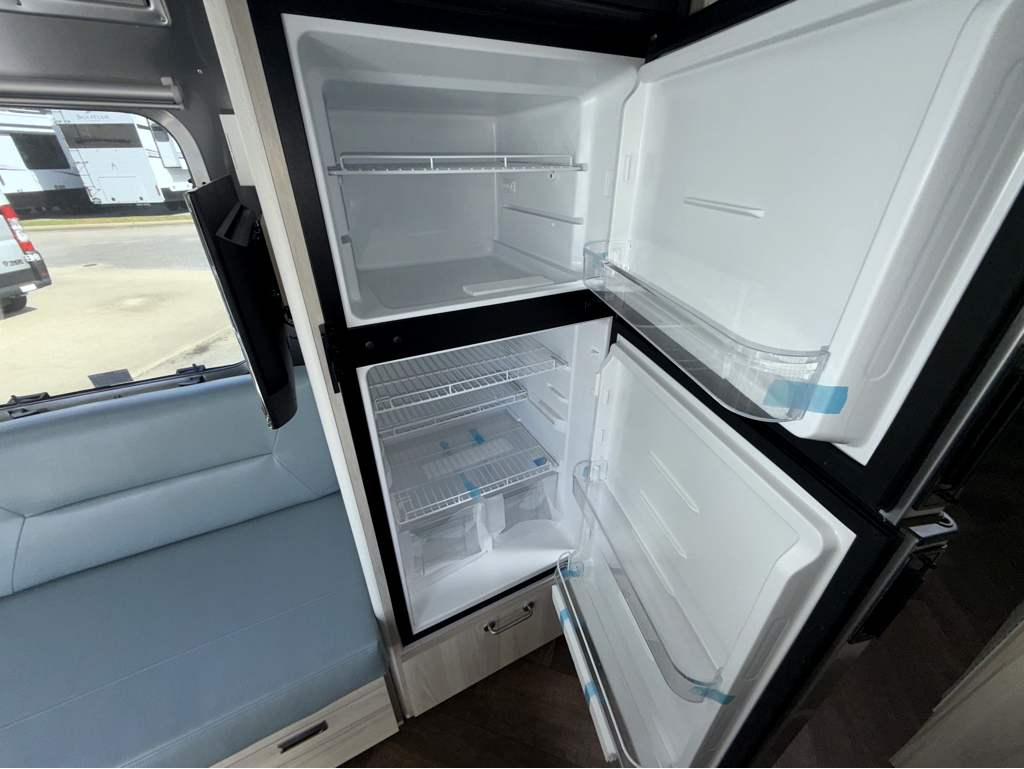 2026 AIRSTREAM INTERNATIONAL 27FBT - Image 19