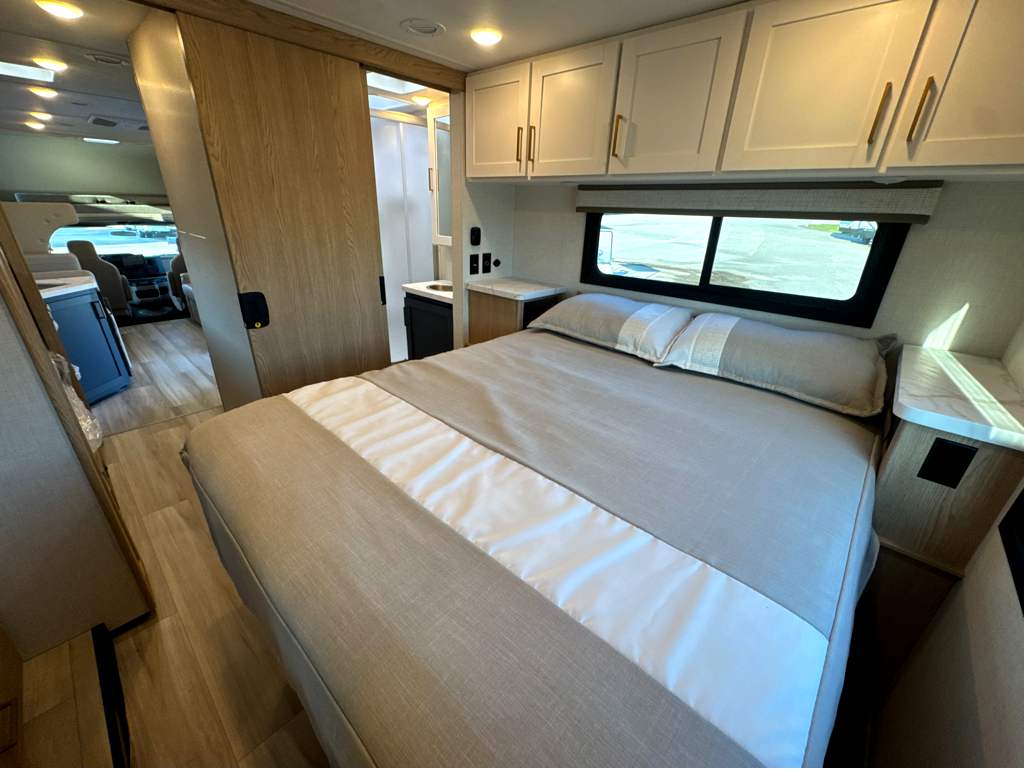 2027 THOR MOTOR COACH MAGNITUDE GA31 - Image 19