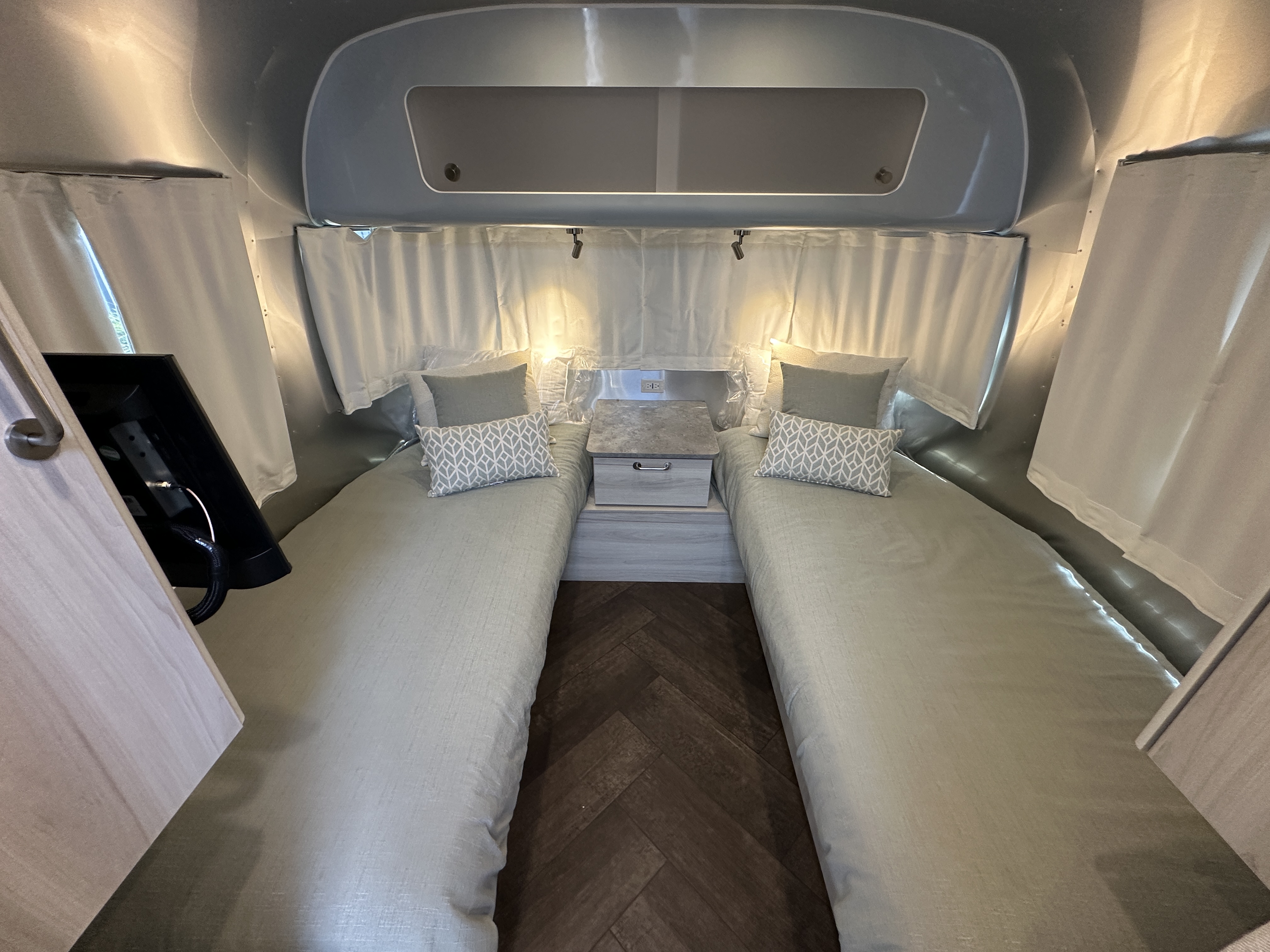 2026 Airstream International 27FB - Image 15
