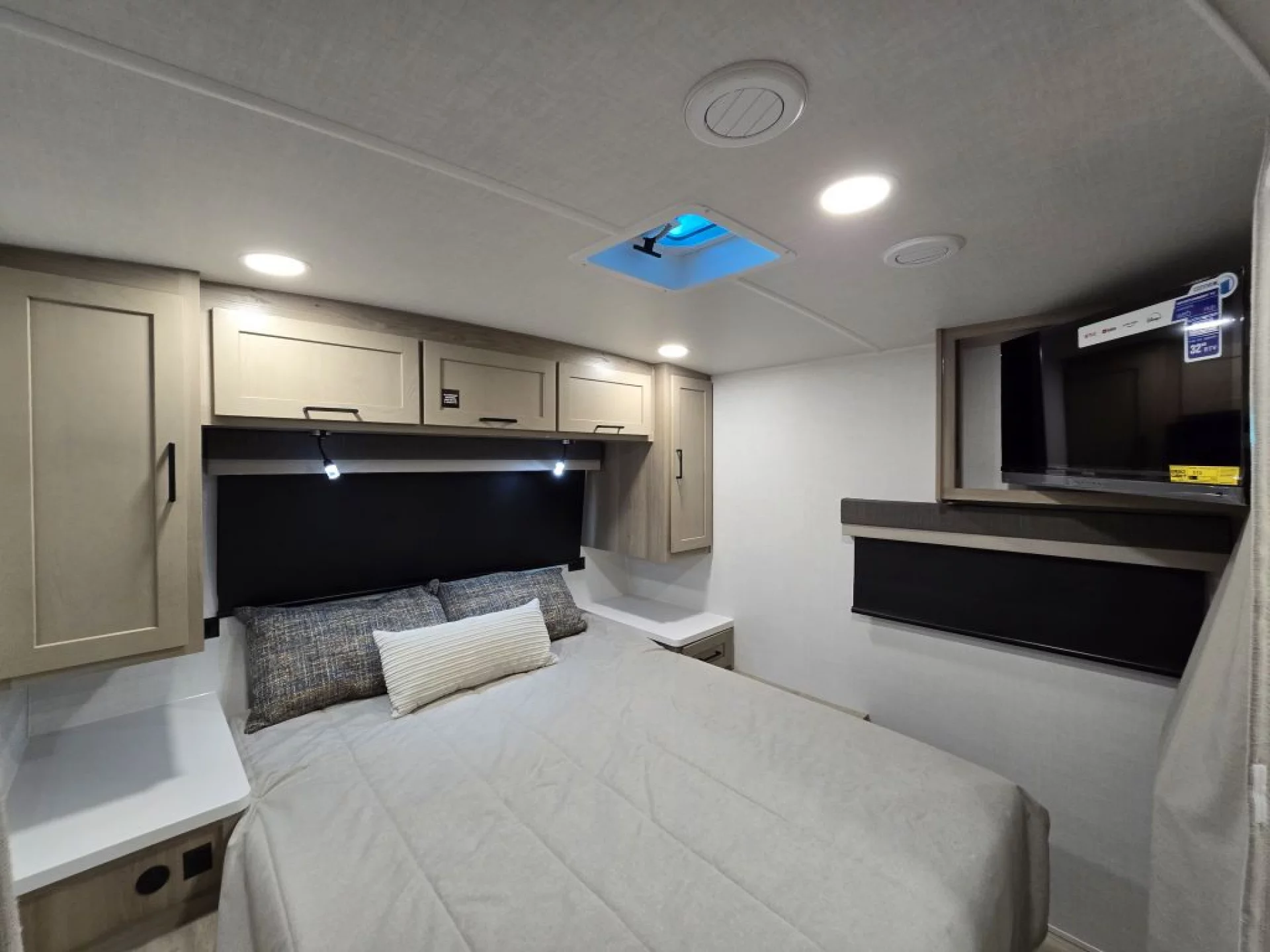 2026 FOREST RIVER ROCKWOOD MINI LITE 2109S - Image 13