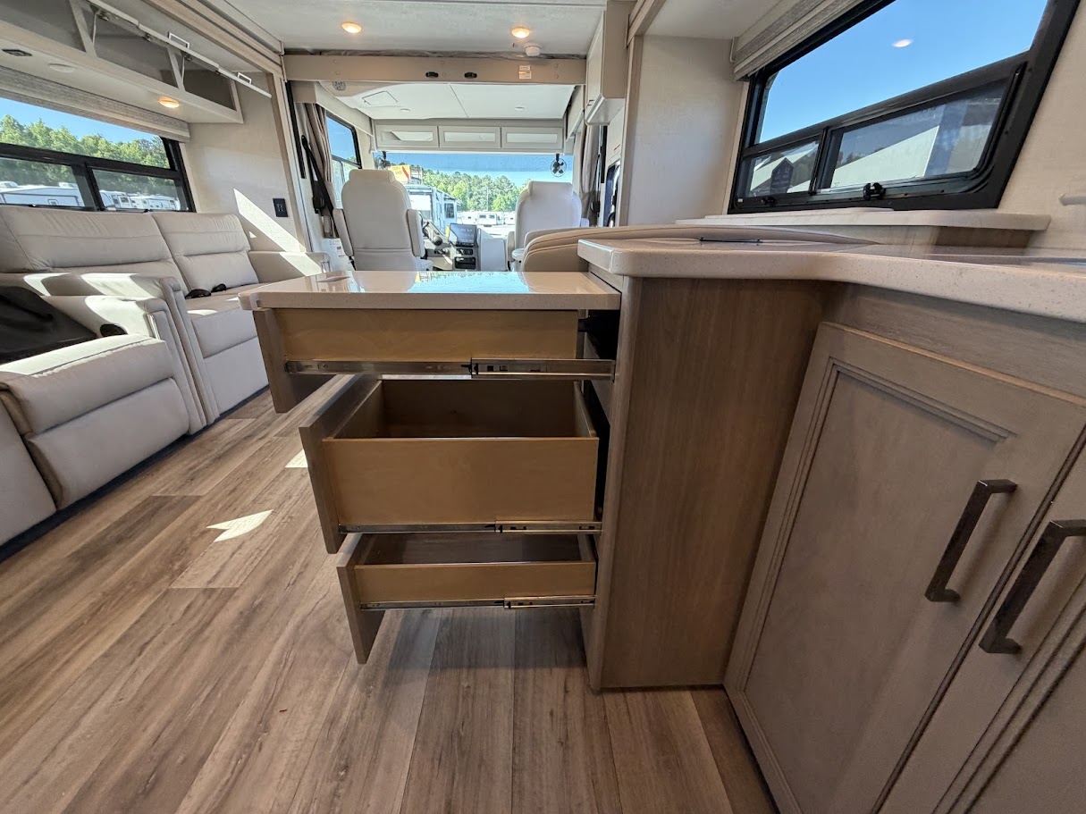 2027 THOR MOTOR COACH HURRICANE 36H - Image 20
