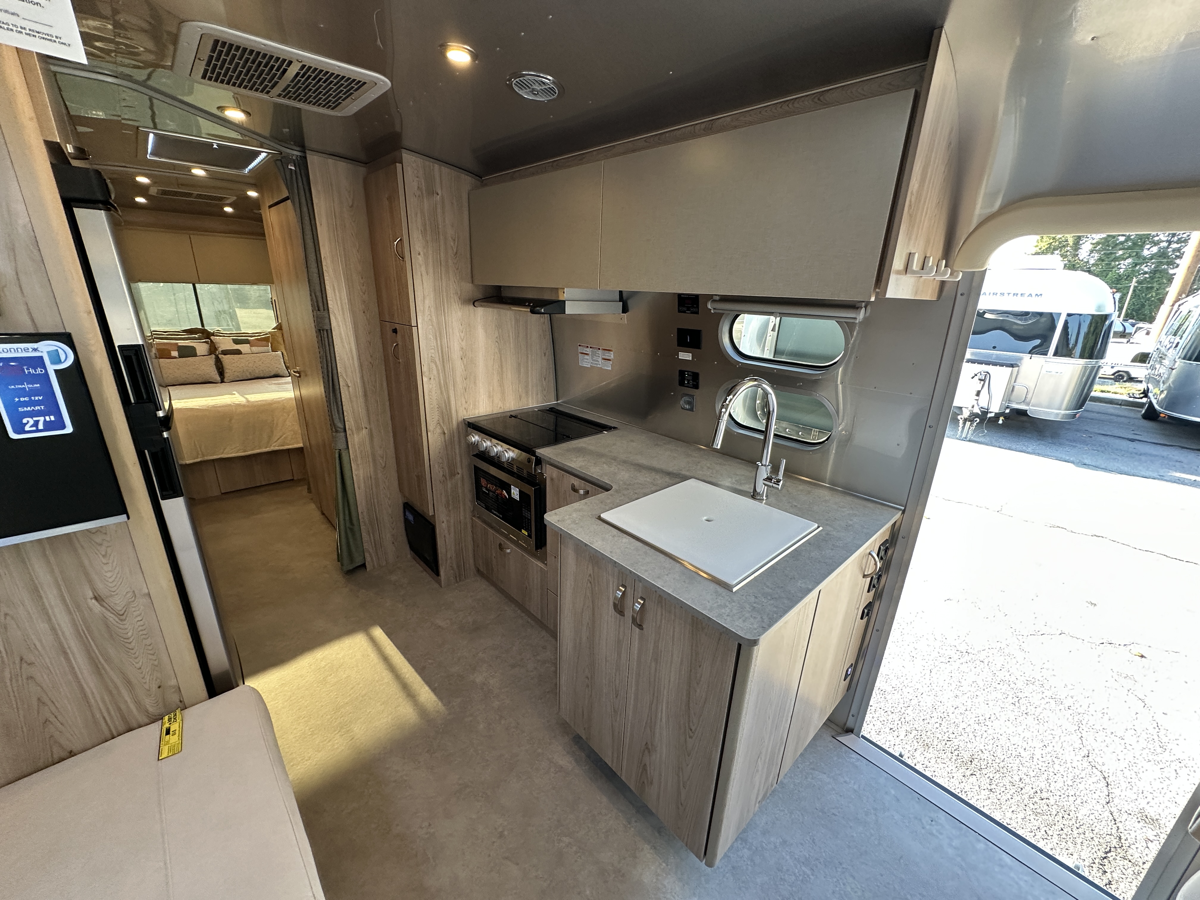 2027 Airstream Flying Cloud 27FB - Image 15