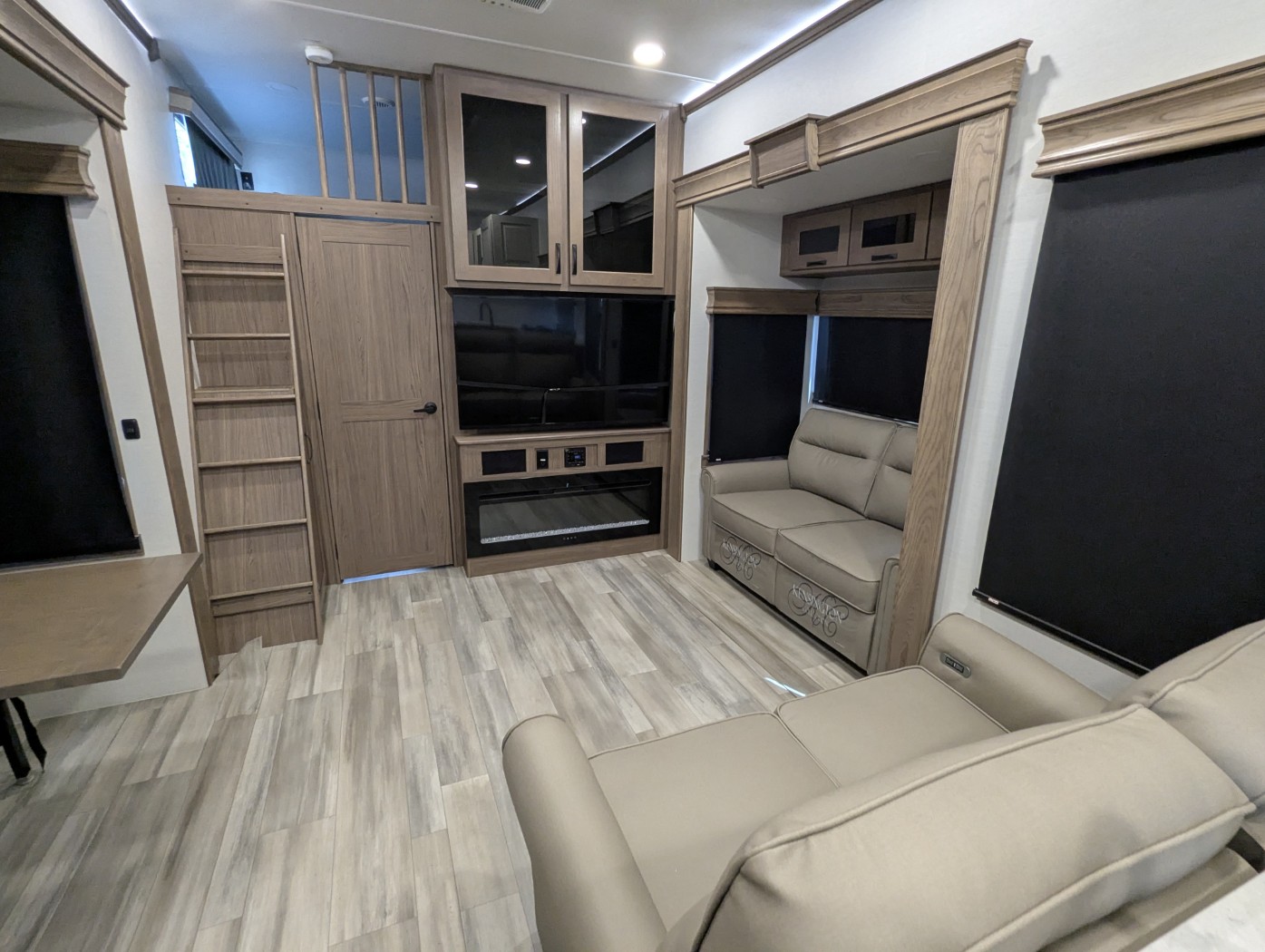 2024 Alliance RV Paradigm 395DS - Image 10